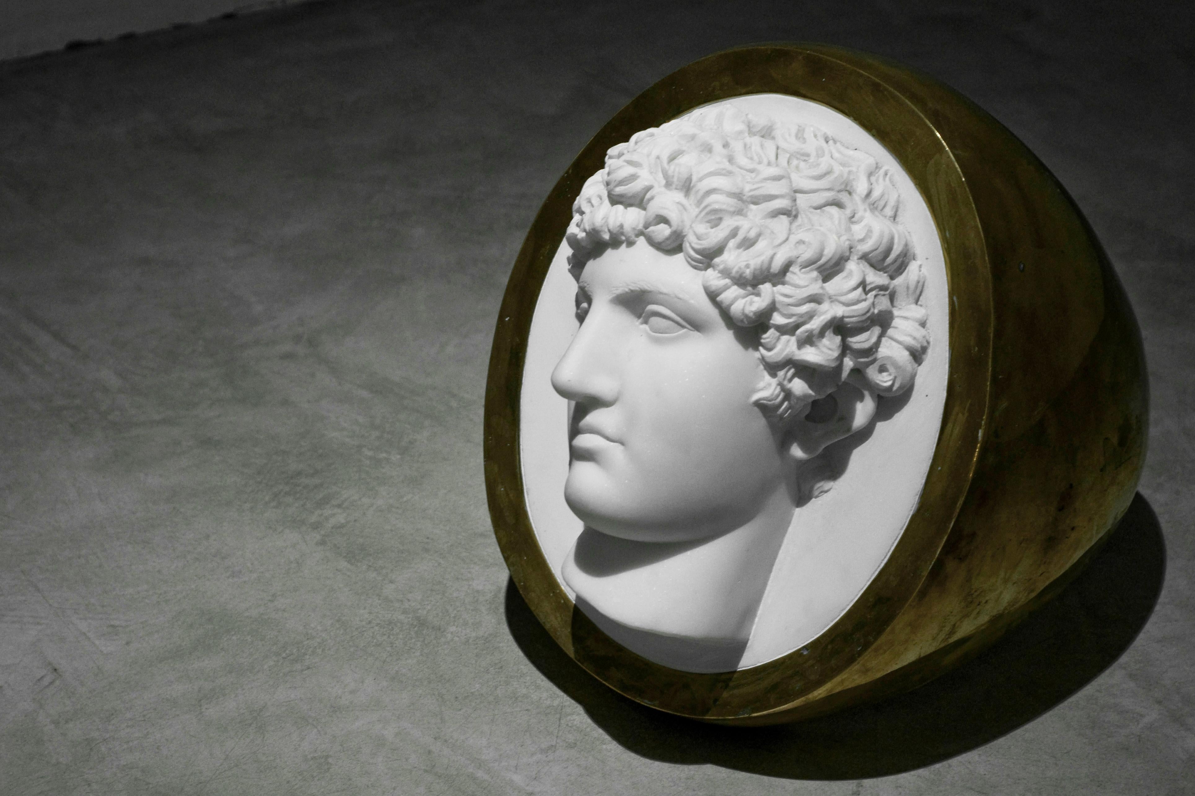 Antinoüs - Réalisme Sculpture par Antonio Lo Pinto
