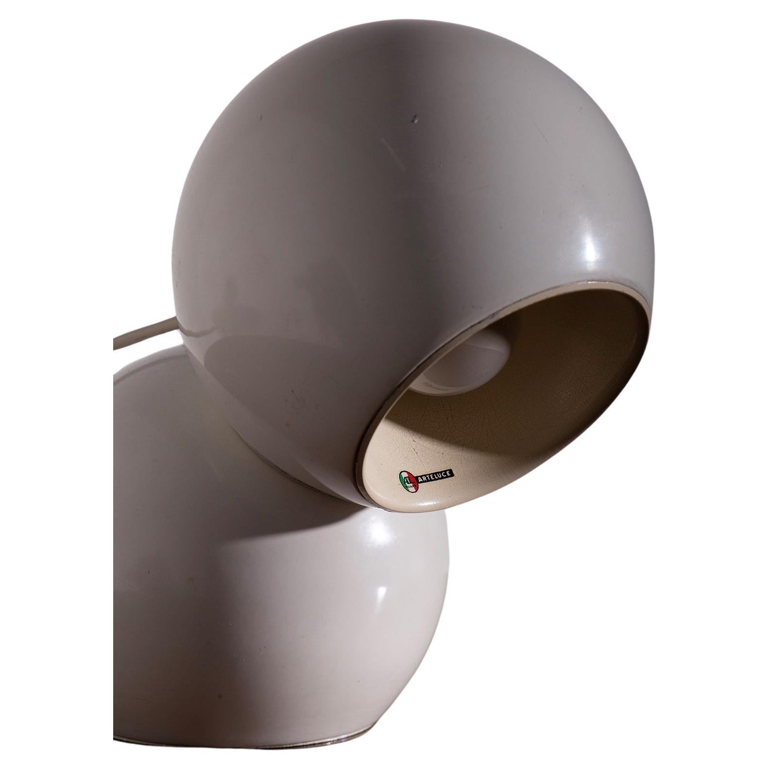 Lampe de table 541 en métal laqué et diffuseur orientable avec système magnétique. Designer Antonio Macchi Cassia . Étiquette originale. Prod. Arteluce, Italie, vers 1960