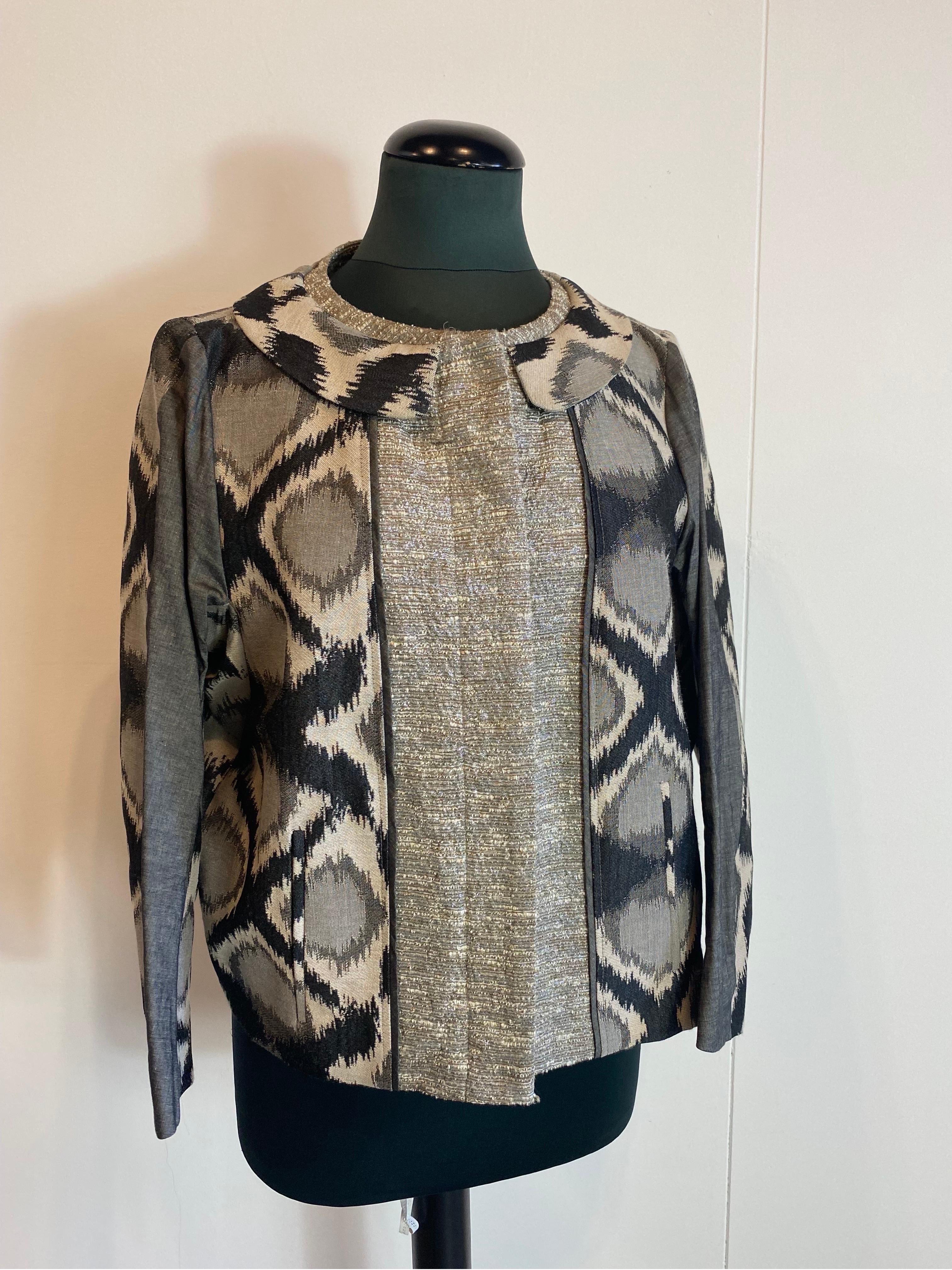Antonio Marras silver short jacket
Made of cotton, linen, polyester and polyamide.
Snap button closure. With lurex thread.
Short top. Lightweight mid-season jacket model.
Oversized square cut. Fits an M easily.
Size 40.
Shoulder 39
Sleeve length