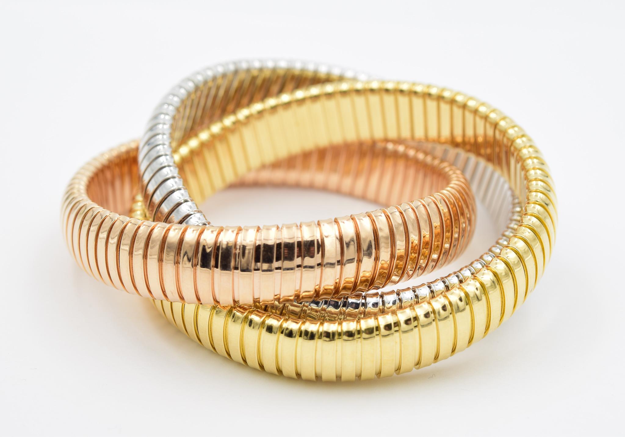 Dieses dreifach geflochtene Crossover-Armband ist die perfekte Kombination aus edel und schick! Es ist auch ein bequemes Armband mit Stretch-Passform. Sie müssen ihn nur auf Ihr Handgelenk rollen, was das An- und Ablegen erleichtert! Dieses