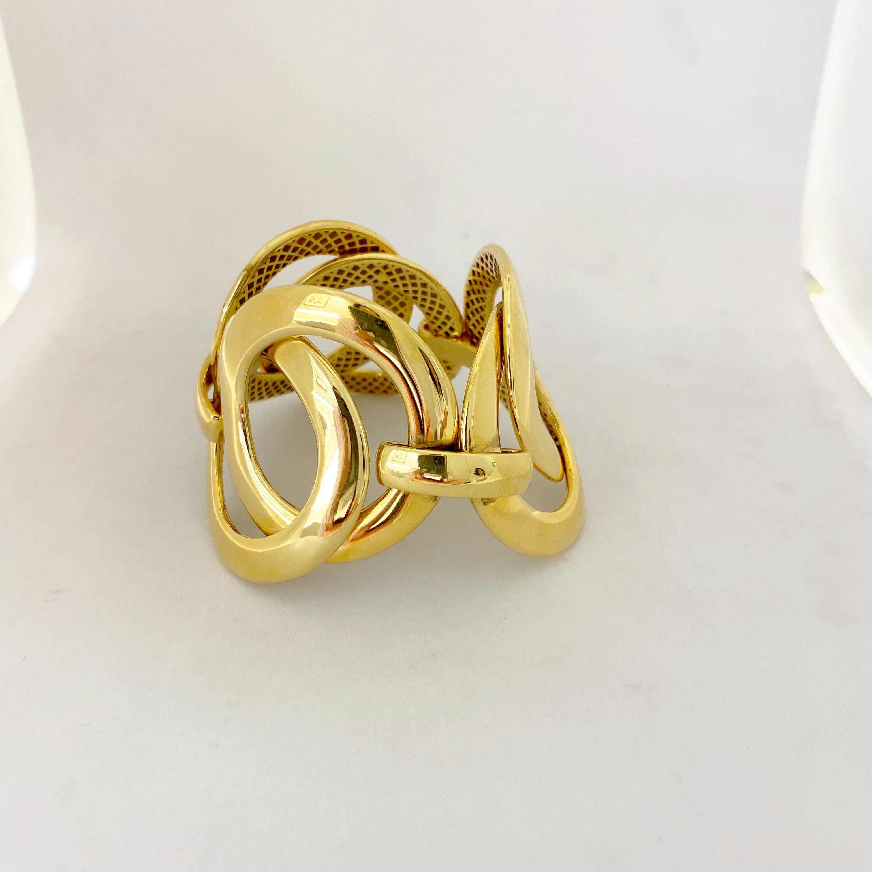 Antonio Papini Gioielli ist seit 40 Jahren in der Juwelierbranche tätig und stellt einen Meilenstein für Hunderte von Boutiquen dar. 
Dieses Armband aus 18 Karat Gelbgold besteht aus 6 ineinander greifenden, hochglanzpolierten Gliedern. Wenn das