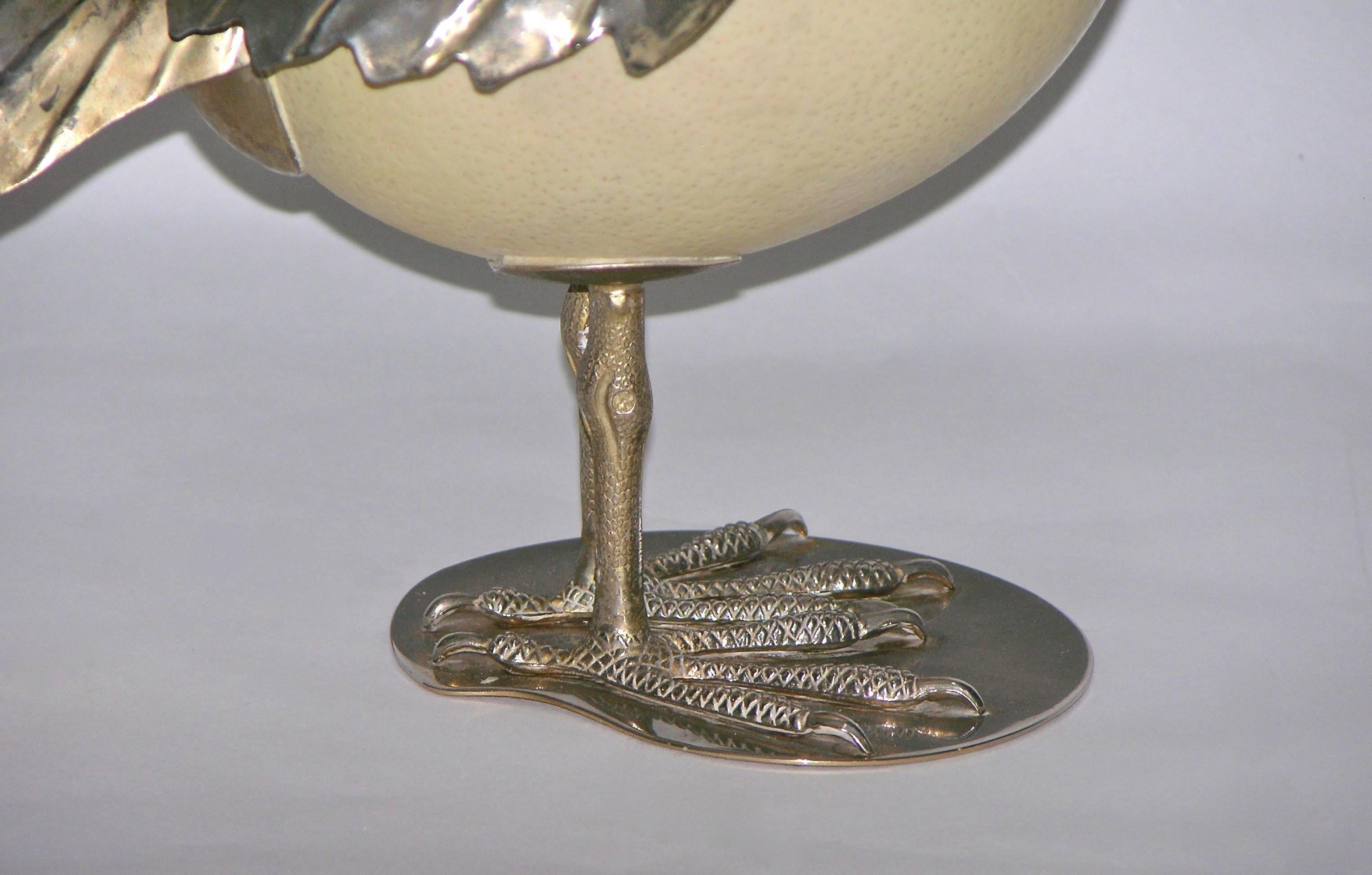 Coquille d'œuf d'autruche Sculpture d'oiseau crème italienne Antonio Pavia des années 1970 en métal argenté avec crête blanche en vente