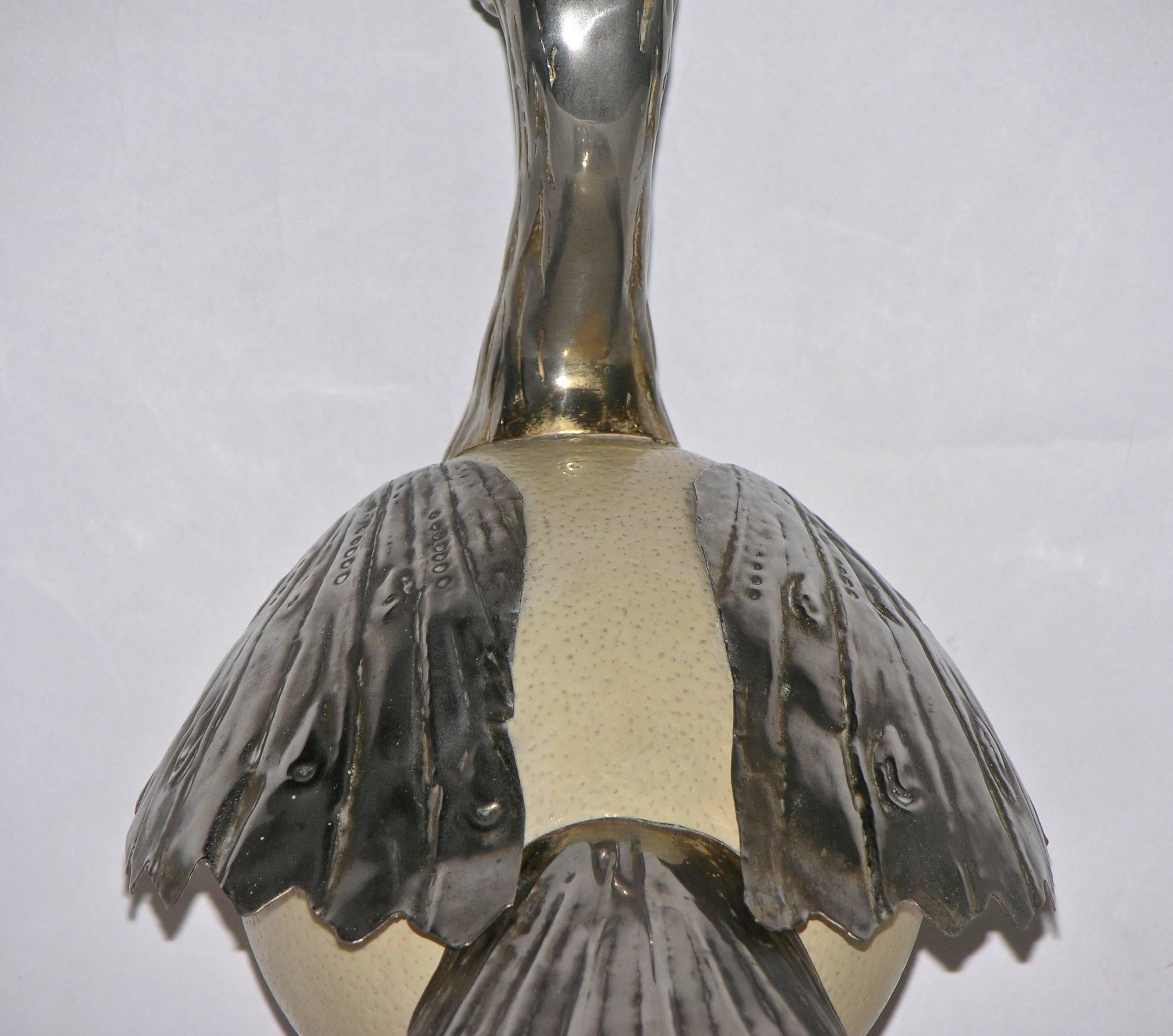 Sculpture d'oiseau crème italienne Antonio Pavia des années 1970 en métal argenté avec crête blanche en vente 2