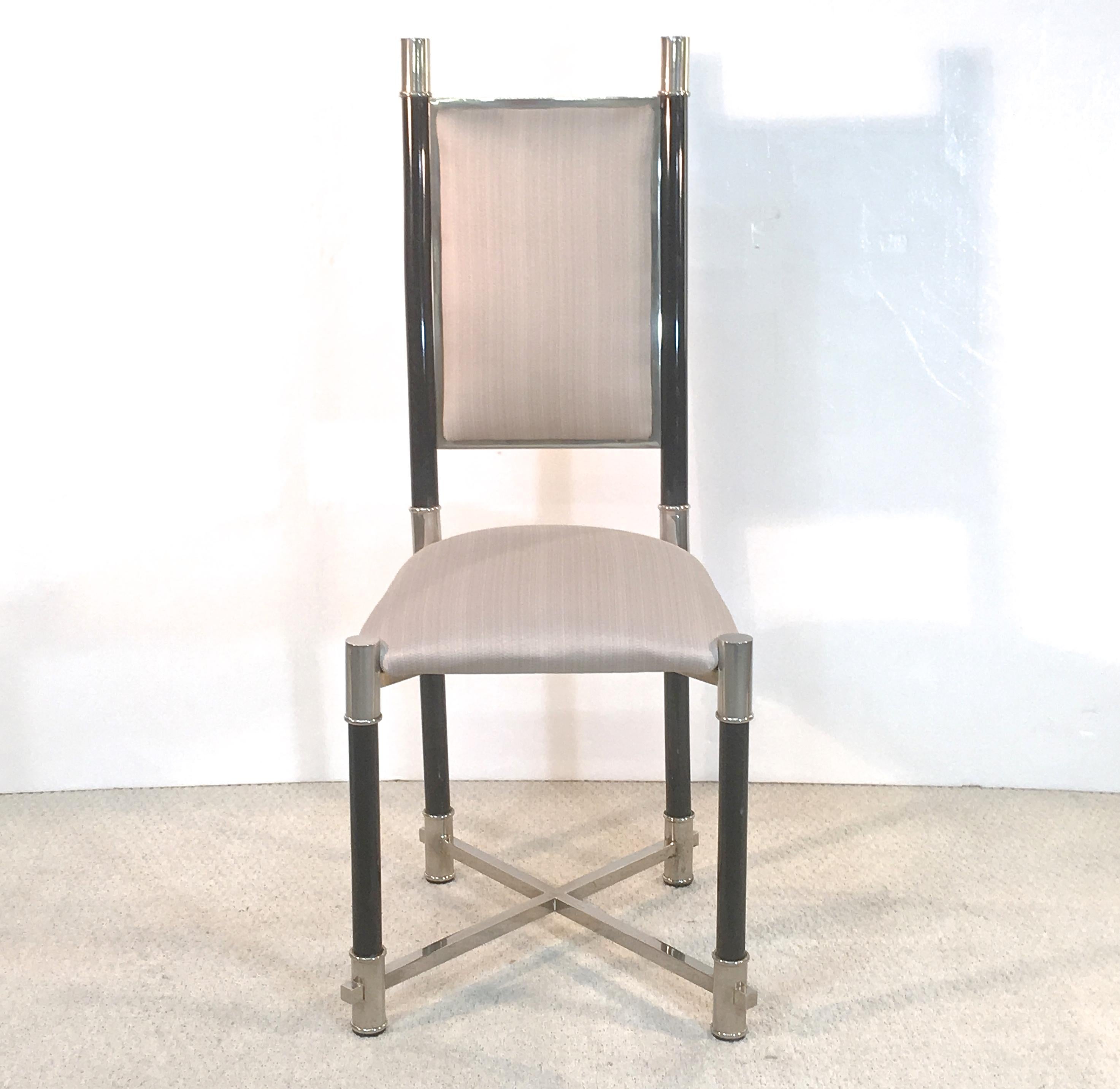 Satz von acht Hochlehner-Esszimmerstühlen von Antonio's aus Italien, ca. 1970er Jahre. Vernickeltes Messing und schwarz lackiertes Rundholz. Jeder Stuhl ist auf dem hinteren rechten Bein oberhalb des Sabotts mit 