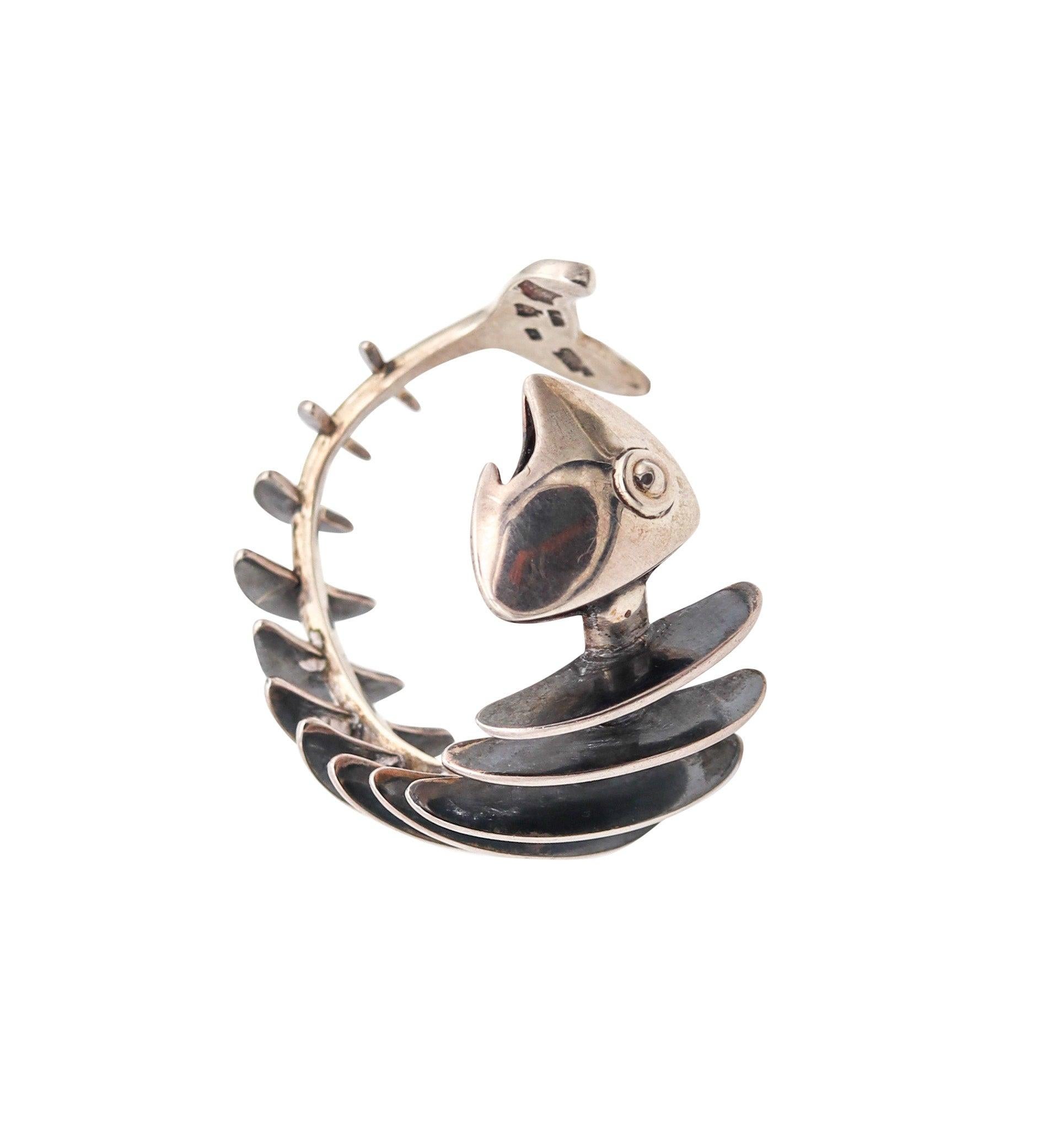 ANTONIO PINEDA 1953 Taxco Sculptural Fish Cuff In Solid .970 Sterling Silver For Sale 3