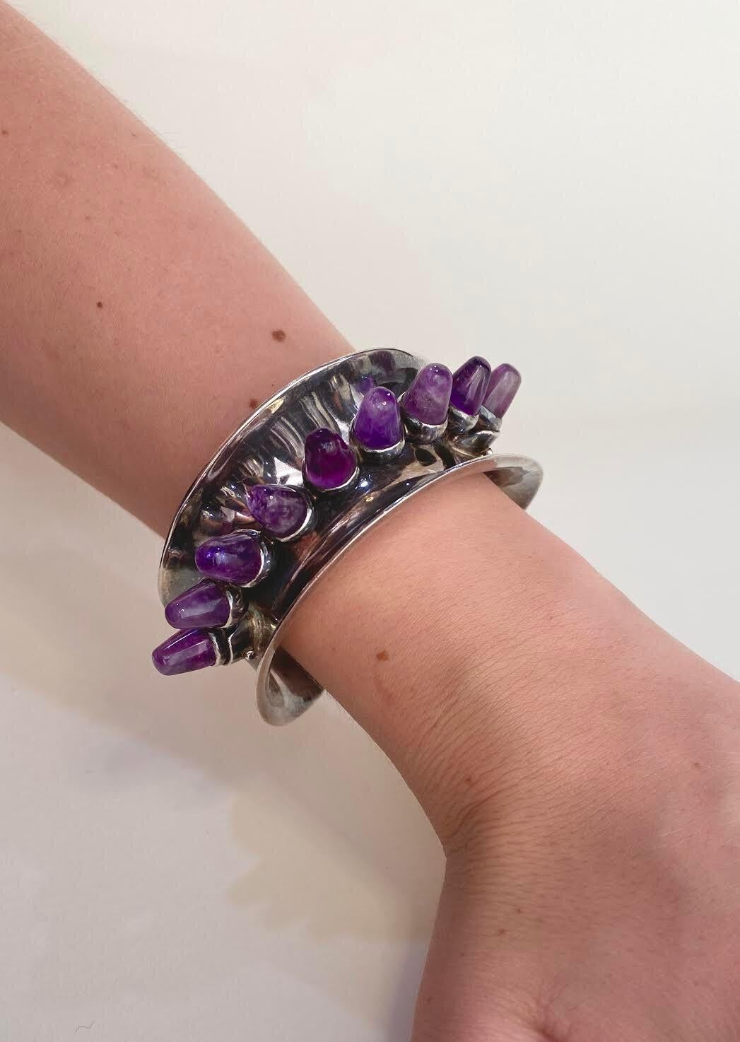 Antonio Pineda 970. Silver and Amethyst Cuff Bracelet 

Expertly crafted Concave Cuff Bracelet with floating Amethyst Stones.

Mexican Modernist Design 

Designer: Antonio Pineda 
Maker: Antonio Pineda 
Circa: 1953-1979 
Dimensions: 6.5