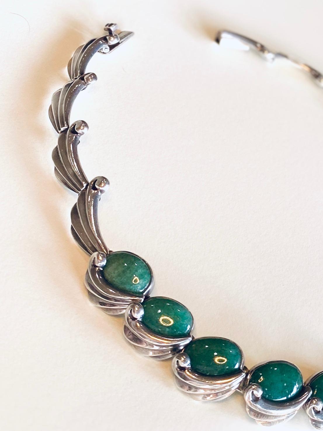 Antonio Pineda 970. Silver Aventurine Quartz Necklace

Stunningly designed Oval aventurine quartz set in expertly crafted silver waves 

Mexican Modern Design 

Matching Bracelet and Earrings Set Available 

Designer: Antonio Pineda 
Maker: Antonio