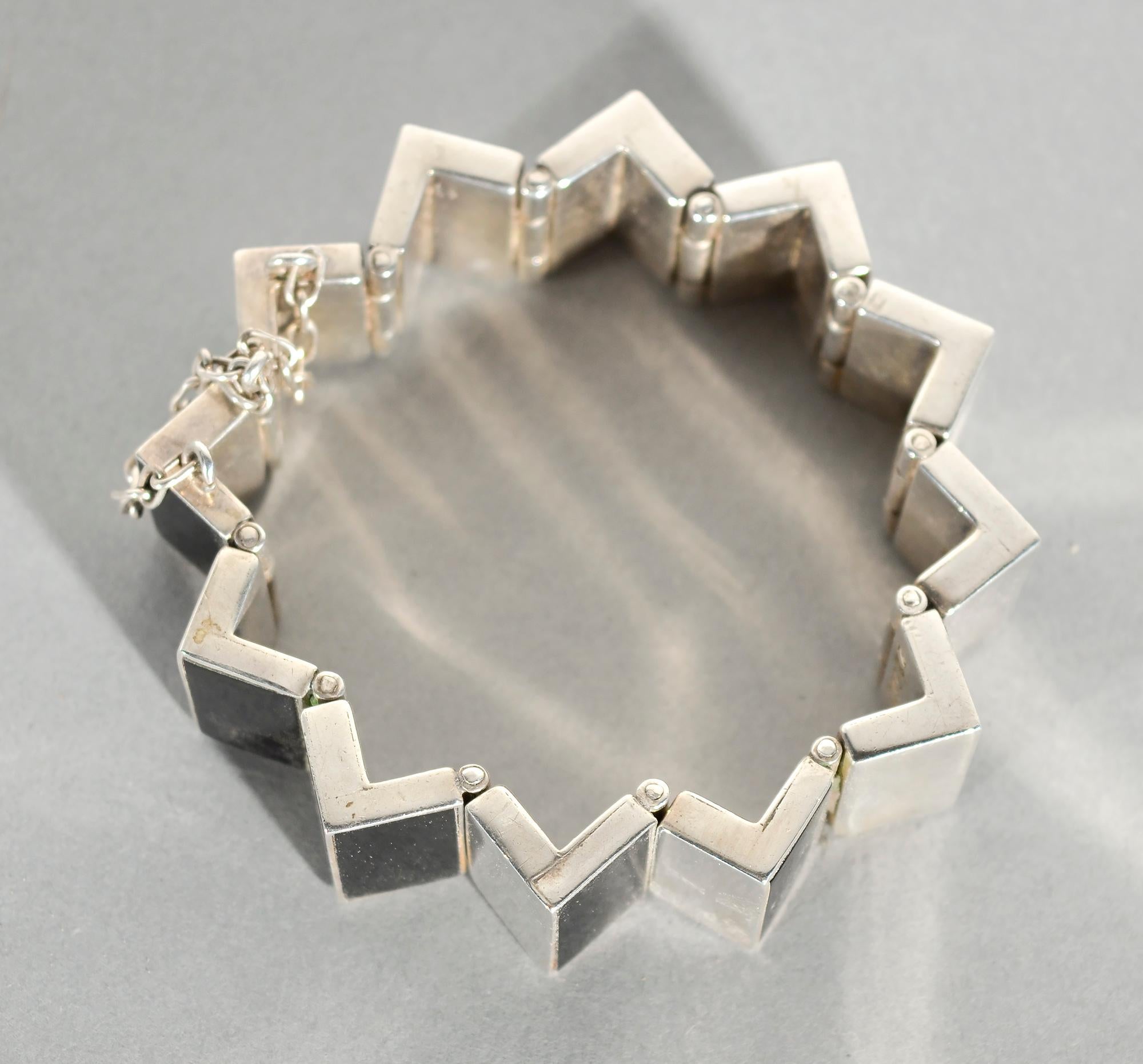 Ungewöhnliches und frühes Armband aus Sterling und Onyx von Antonio Pineda. Rechteckige Glieder aus Sterling wechseln sich mit Gliedern mit Onyxbesatz ab. Der Armreif ist abgebildet in: Stuart Hodosh, et al. 
