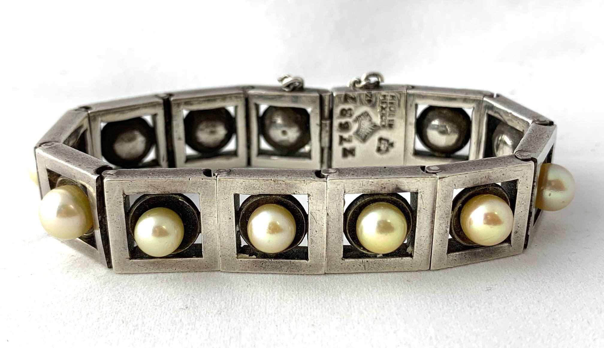 Questo bracciale a maglie in argento sterling (in realtà argento 970) è realizzato da Antonio Pineda di Taxco, in Messico. Si tratta di un design elegante e moderno di metà secolo. 

Questo braccialetto è composto da dodici (12) maglie, ognuna con
