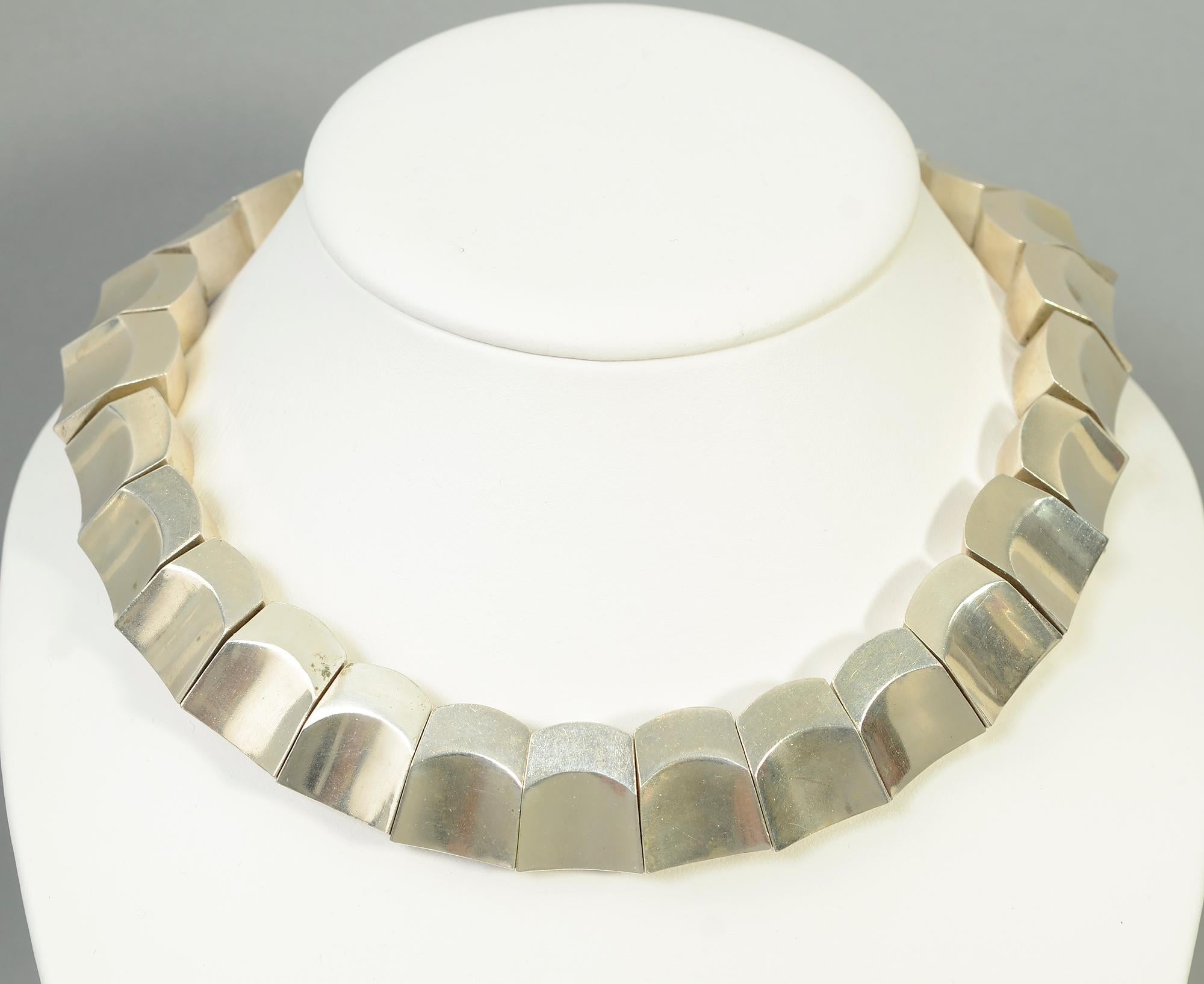 The Thumbprint design is one one Antonio Pineda's most popular bracelets. Rarely does one find the accompanying necklace.
This geometric piece is in keeping with the architectural forms often created by Antonio.
The links measure 7/8