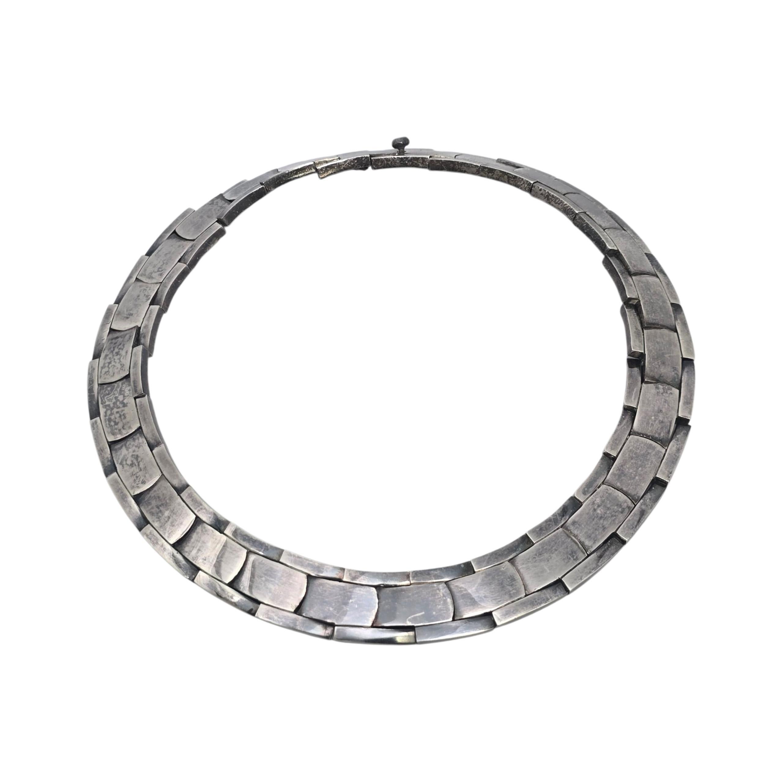 Collana girocollo a pannelli in argento sterling 970 del designer Antonio Pineda di Taxco Mexico

Un pezzo pesante e significativo dell'iconico artigiano messicano Antonio Pineda, caratterizzato da maglie larghe realizzate in argento 970. Chiusura