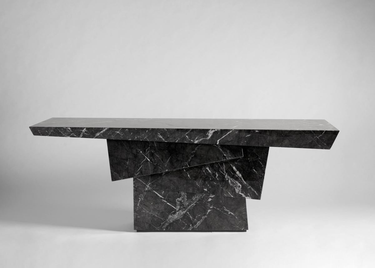 Signé et daté.

Les meubles d'Antonio Pio Saracino s'inscrivent dans la lignée de ses projets sculpturaux et architecturaux. D'une conception et d'une exécution ingénieuses et méticuleuses, chaque œuvre est parfaitement adaptée à son espace