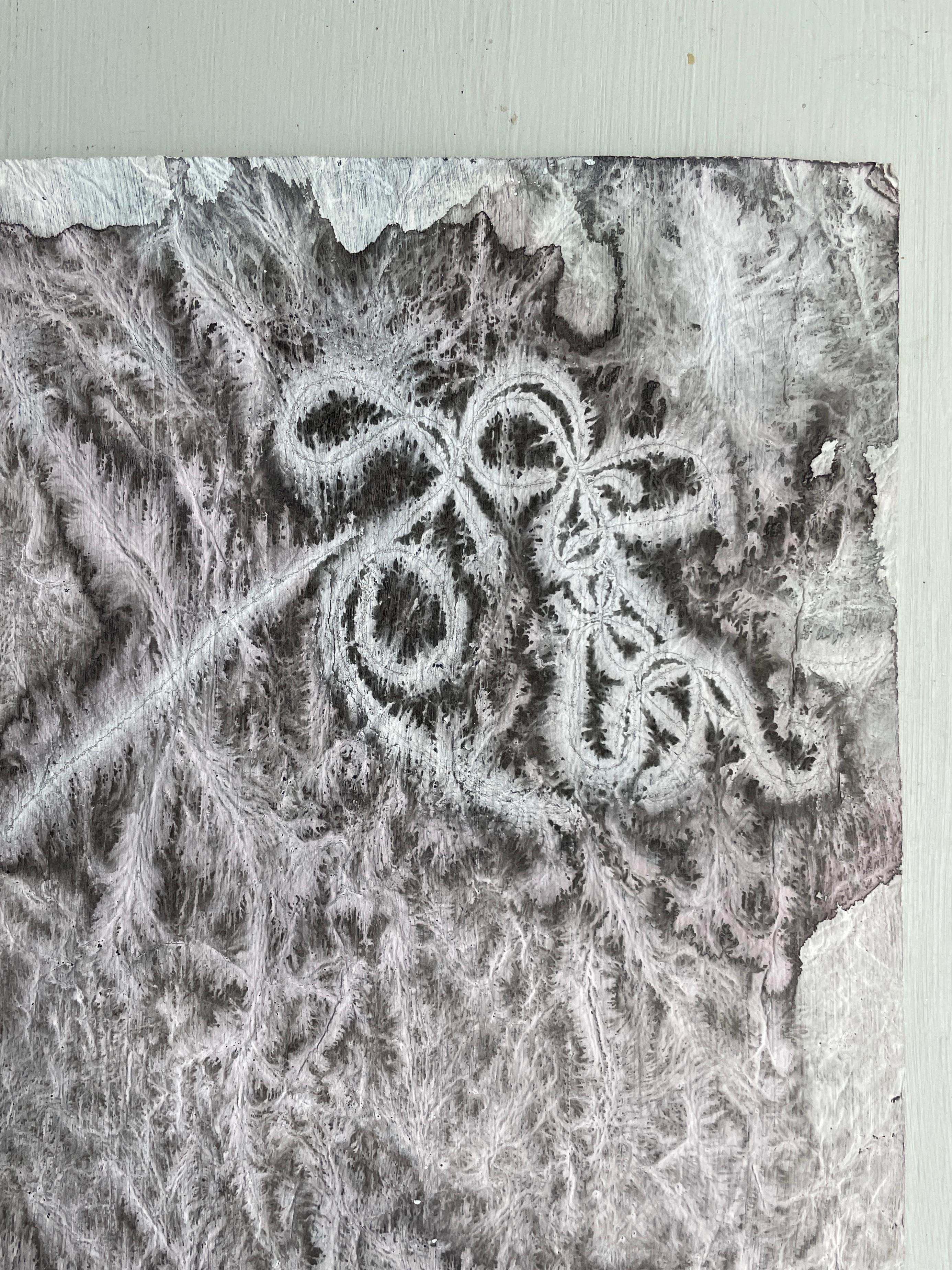 Cincuenta 4: pintura enmarcada de tinta sumi sobre papel hecho a mano de la India con medallón - Landscape Painting Gris de Antonio Puri