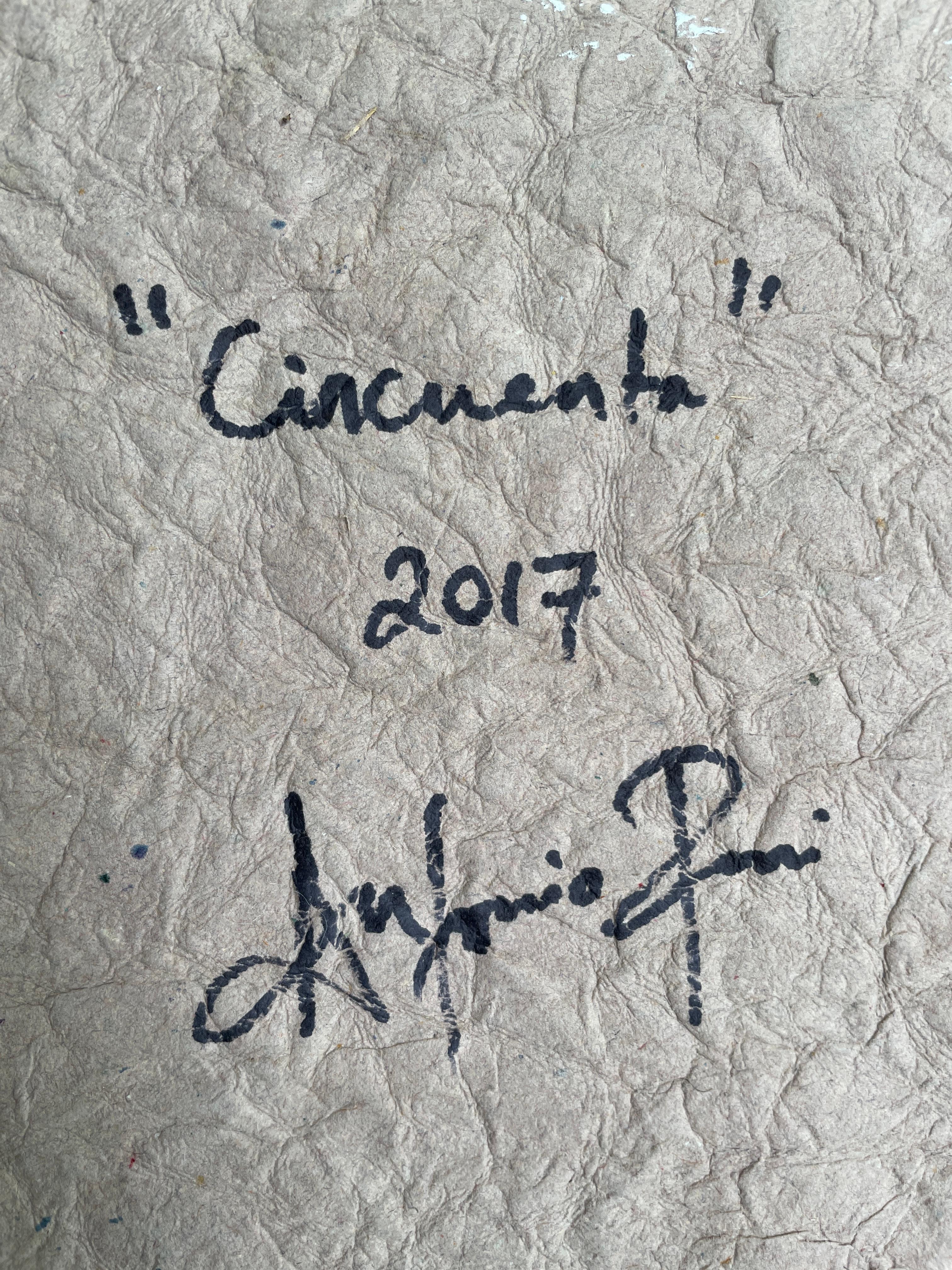 Se trata de un cuadro enmarcado de tinta sumi, acrílico y técnica mixta sobre papel, de color gris con sutiles matices rosas y un medallón central blanco. Se trata de una obra con textura sobre papel khadi pesado, hecho a mano en la India, rasgado a
