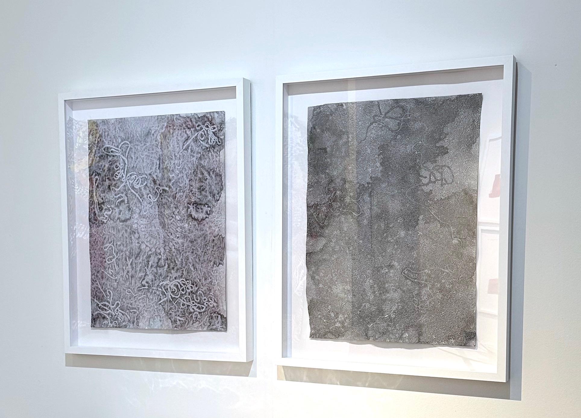 Cincuenta 4: pintura enmarcada de tinta sumi sobre papel hecho a mano de la India con medallón en venta 1