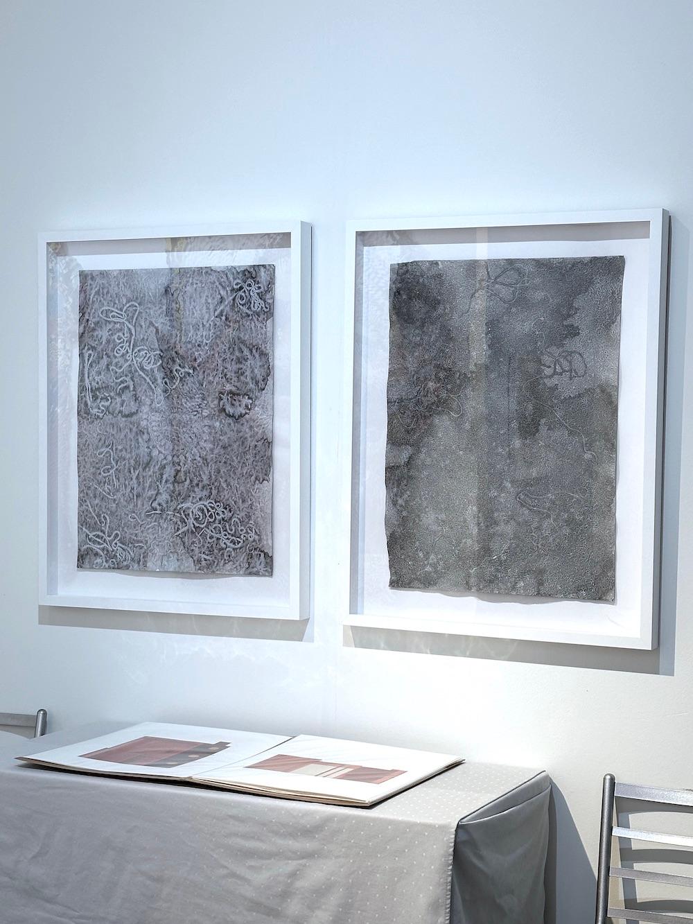 Cincuenta 4: pintura enmarcada de tinta sumi sobre papel hecho a mano de la India con medallón en venta 2