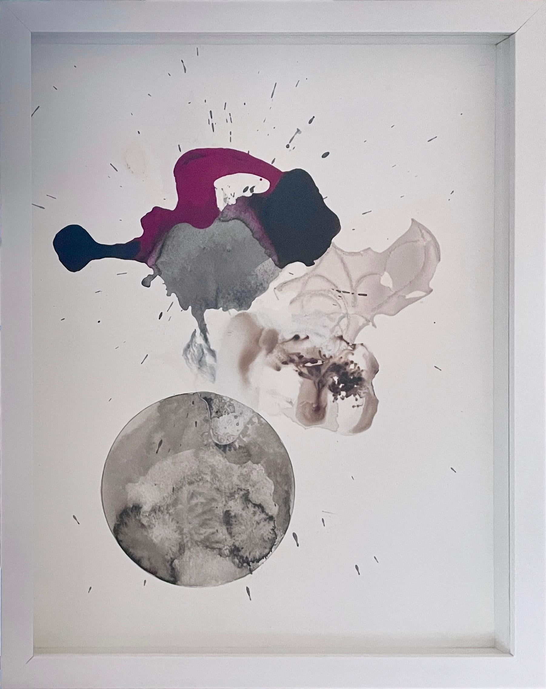Rhythm Hut #20: dipinto astratto a inchiostro su carta d'arte incorniciato in rosso e nero con luna - Art di Antonio Puri