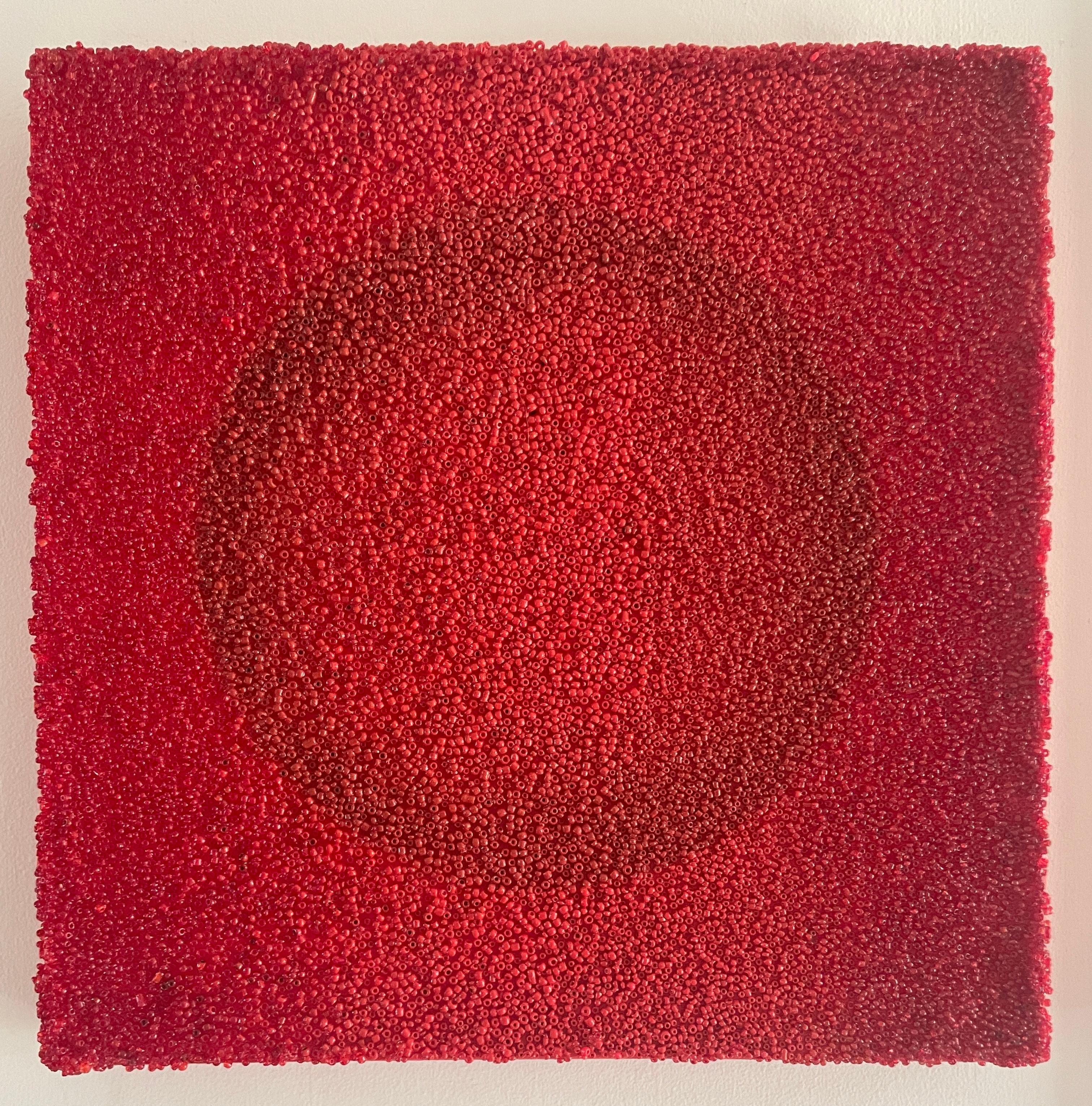 Tantra 35 : peinture abstraite indienne de mandala spirituel, sculpture de cercle, perles rouges - Rouge Abstract Sculpture par Antonio Puri