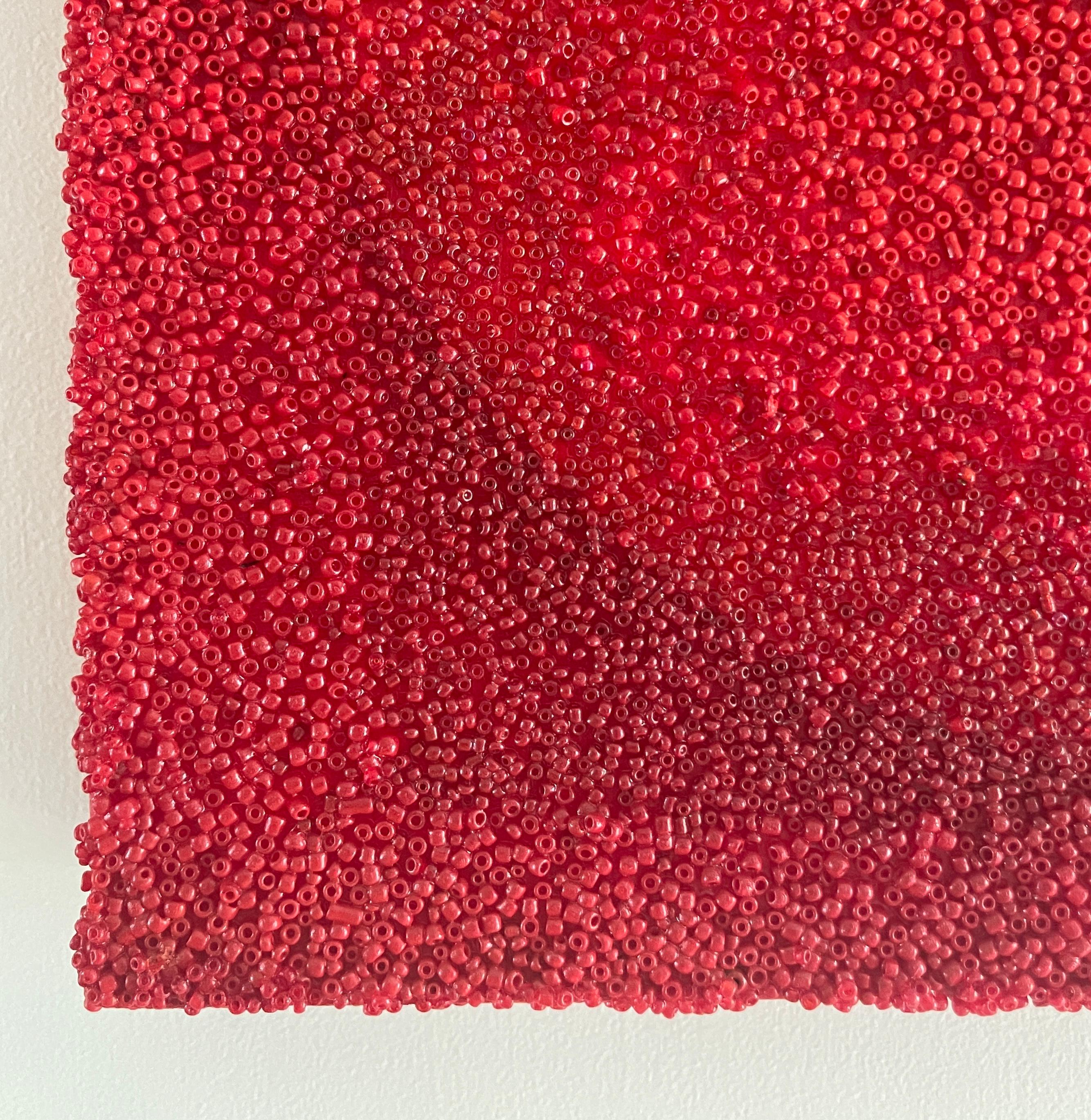 Tantra 88: escultura abstracta espiritual mandala círculo pintura con cuentas rojas - Sculpture de Antonio Puri