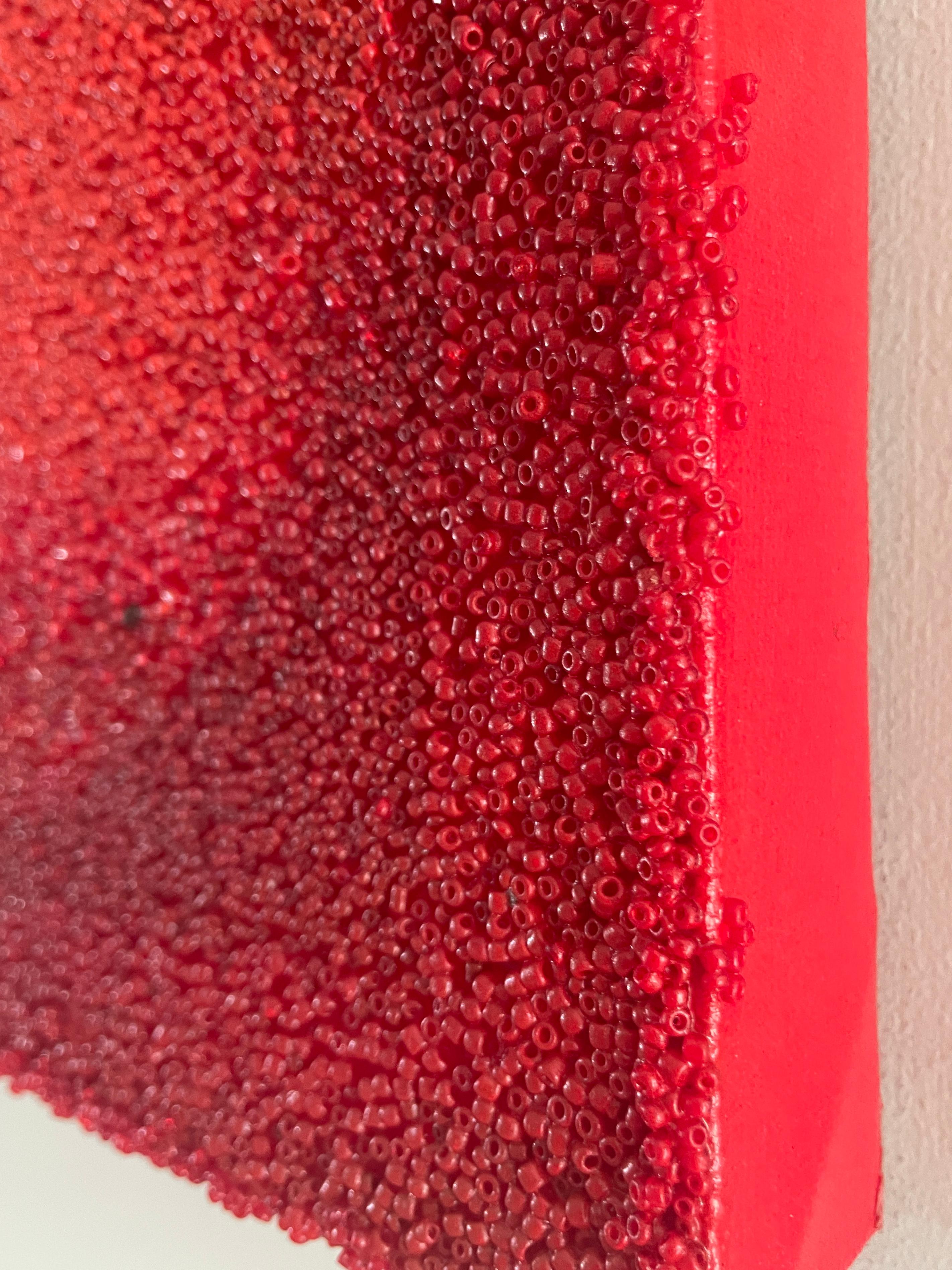Tantra 88: escultura abstracta espiritual mandala círculo pintura con cuentas rojas - Sculpture Abstracto de Antonio Puri