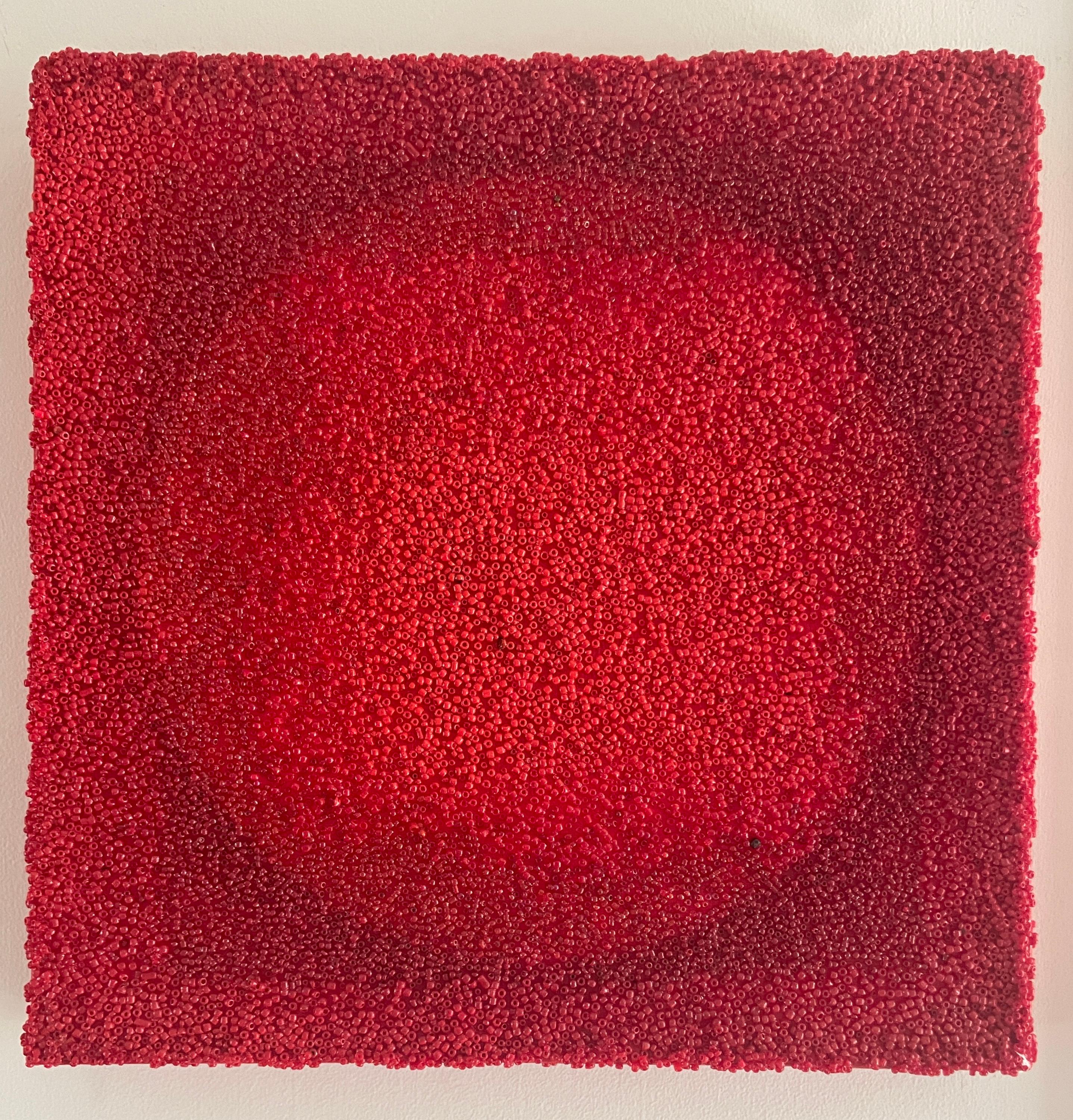 Tantra 88: escultura abstracta espiritual mandala círculo pintura con cuentas rojas - Abstract Sculpture Rojo de Antonio Puri