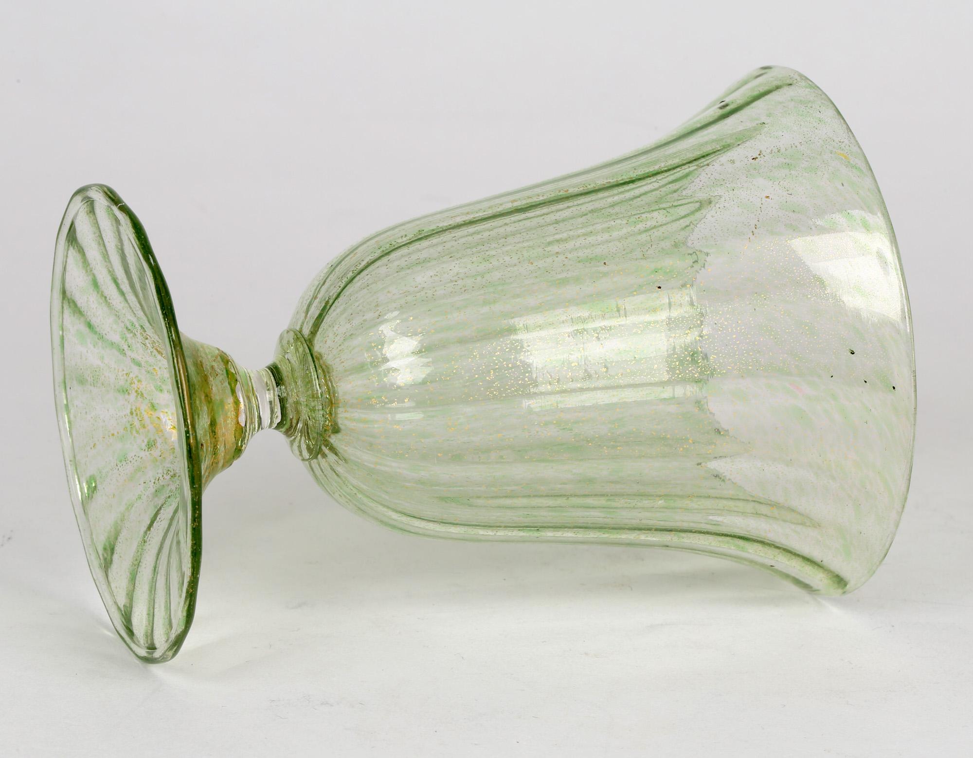 stilvolles Muranoglas aus der venezianischen Wiedergeburtszeit in grün mit goldenem Aventurin von Antonio Salviati aus der Zeit um 1900. Das Glas steht auf einem abgerundeten, gewölbten Fuß mit gefaltetem Fußrand und hat ein geformtes, geripptes
