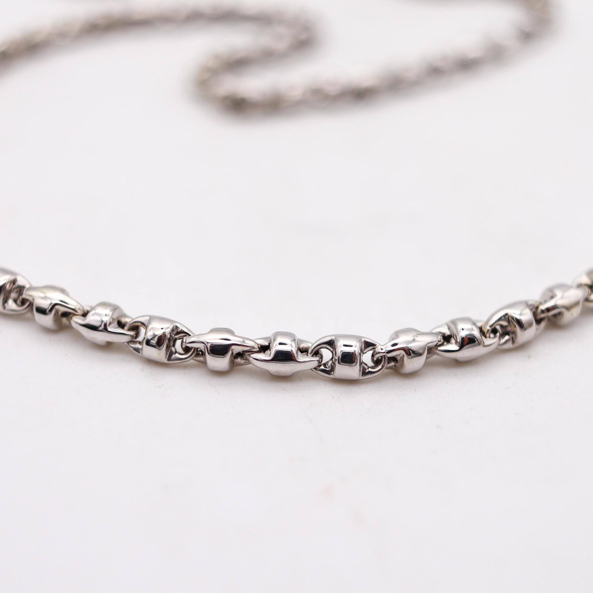 Eine italienische Goldkette, entworfen von Antonio Songa.

Schöne modernistische Kette, die in Mailand in der Schmuckwerkstatt von Antonio Songa hergestellt wurde. Die Glieder sind aus massivem 18-karätigem Weißgold gefertigt und hochglanzpoliert