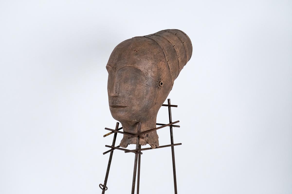 ANDROGINA
2022
Ceramica, ossidi, smalti, ferro e foglia d'oro
Misura: CM  150x40x65
Peso: 25 kg


Si tratta di opere figurative, di ispirazione classica o arcaica, reinterpretate utilizzando segni e linguaggi comunicativi strettamente contemporanei,