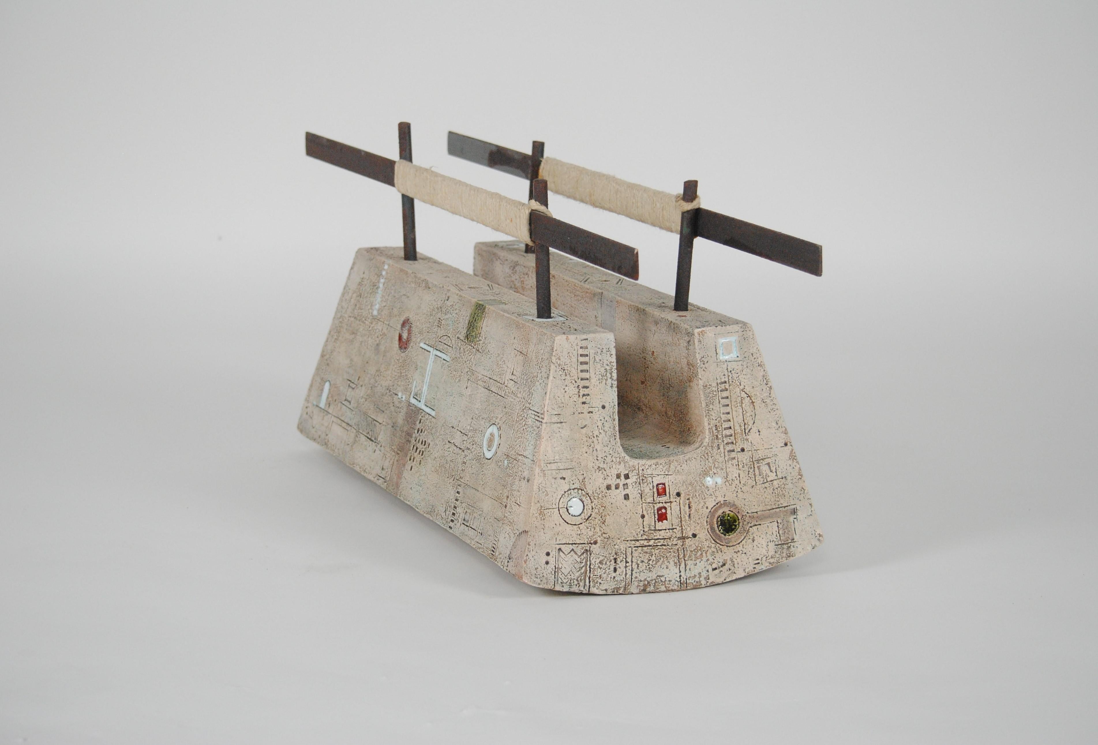 ARCA MONOLITE II
2013
Ceramica, ossidi, smalti, ferro e corda
Misure: CM 32x80x28
Peso: 12 kg


Traccia, segno, memoria, trasformazione nel tempo, stratificazione, memoria, linguaggi occulti, griglie, piani, archeologia, architettura. Questi sono i