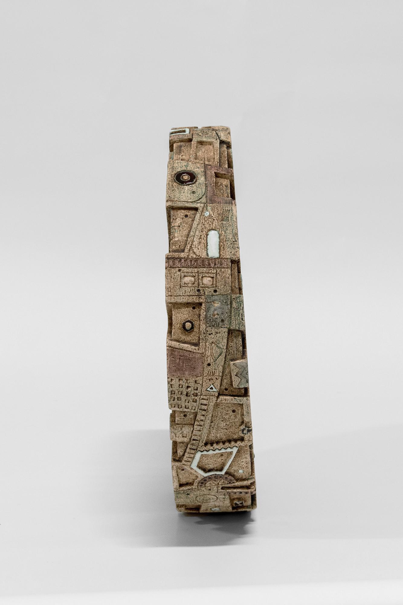 RUOTA DEL TEMPO
Nome dell'artista: Antonio Taschini
Anno: 2021
Tecnica: Ceramica, ossidi, smalti 
Misure: CM 46,5 x 46,5 x 10 


Traccia, segno, memoria, trasformazione nel tempo, stratificazione, memoria, linguaggi occulti, griglie, piani,