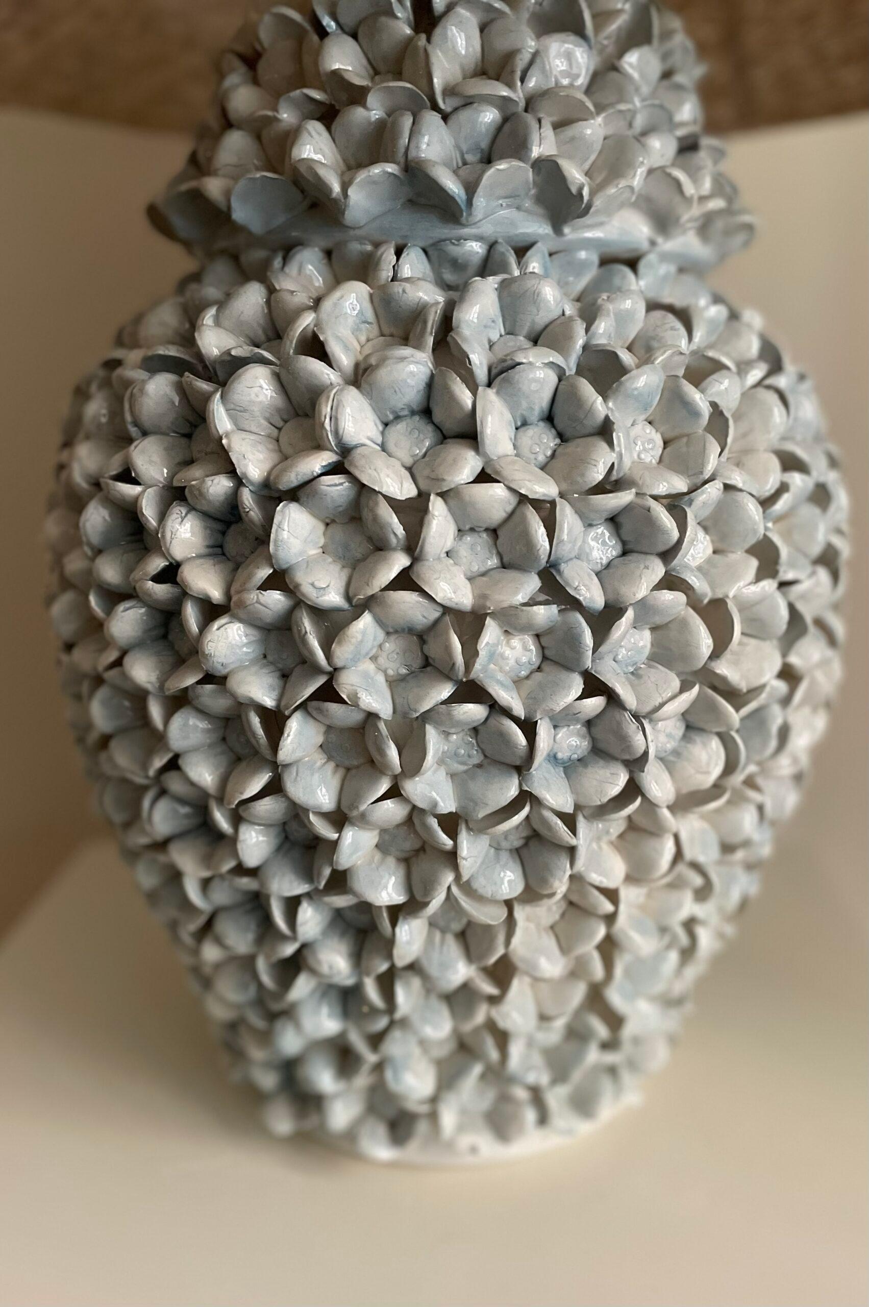 Lampada a fiore in porcellana dell'artista Antonio Zen con paralume in seta. Italia, anni '60.

Altezza: 82 cm
Diametro del corpo: 33 cm
Diametro dello schermo: 65 cm