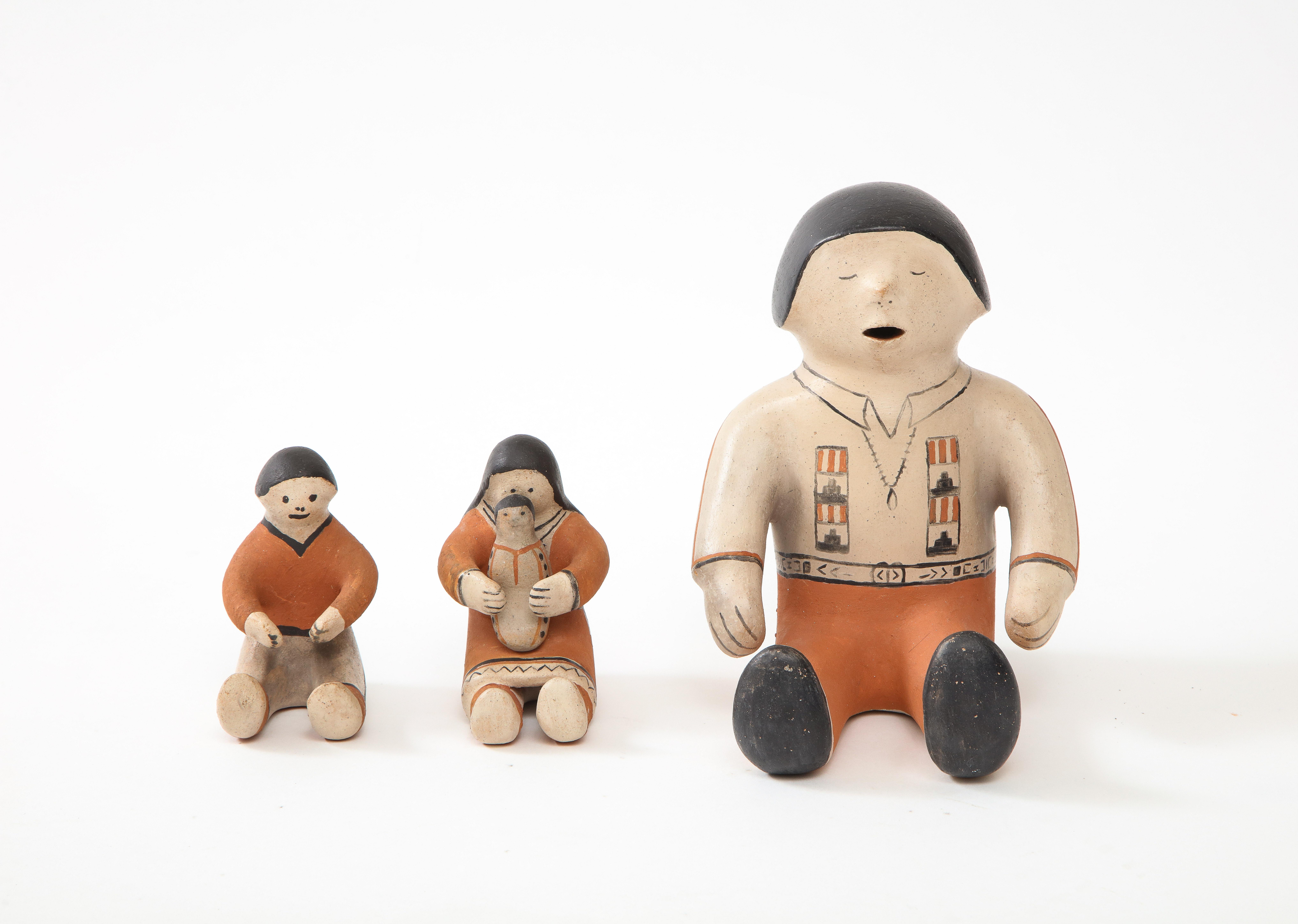 Trío de figuras de cuentacuentos Pueblo hechas a mano que incluyen una madre con su bebé, una figura paterna y una figura grande. Impresionante técnica y formas Pueblo. 
Todos Firmados.