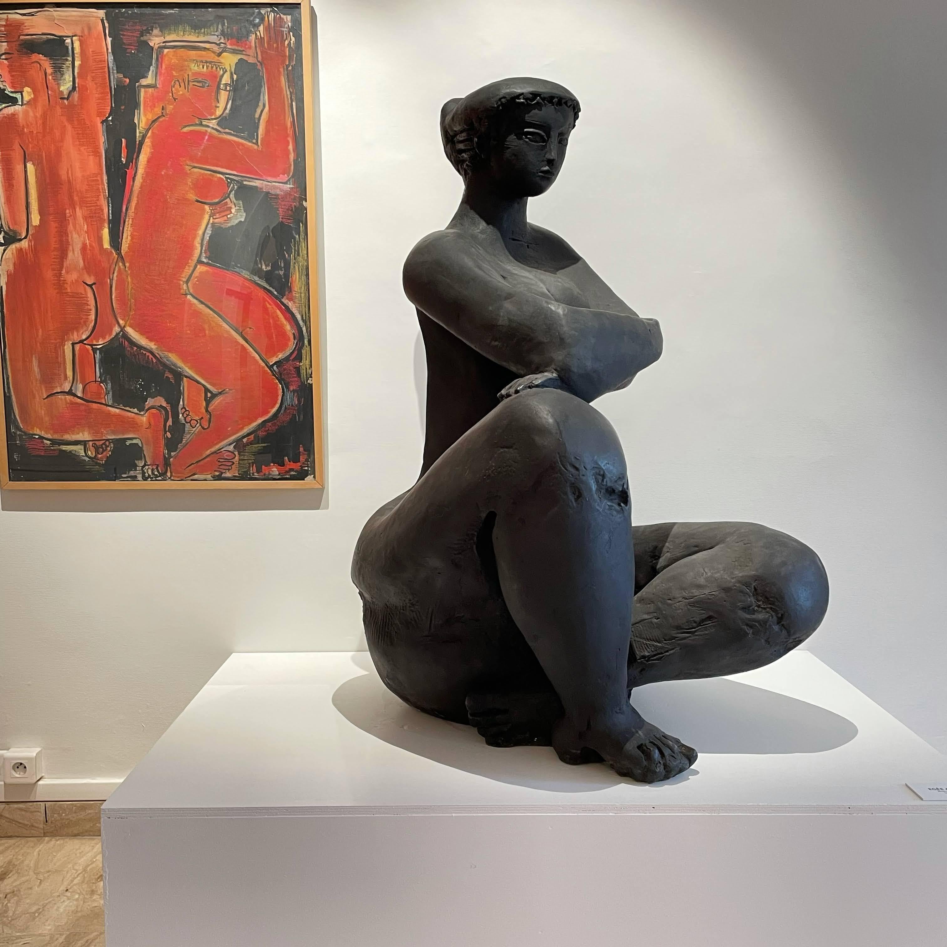 Figurative Sculpture Antoniucci Volti - Egèe assise h cm 140