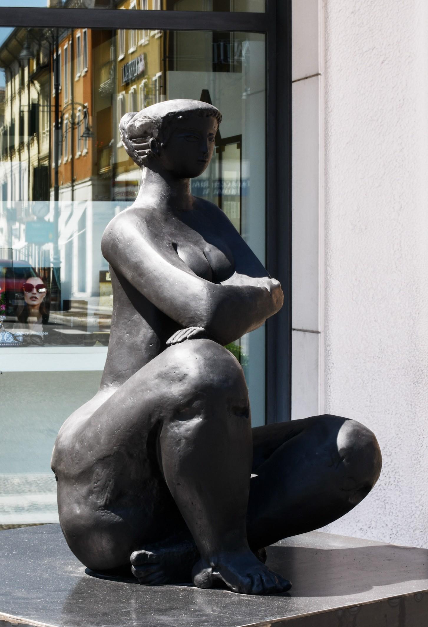 Egee assise h cm 70 - Sculpture by Antoniucci Volti
