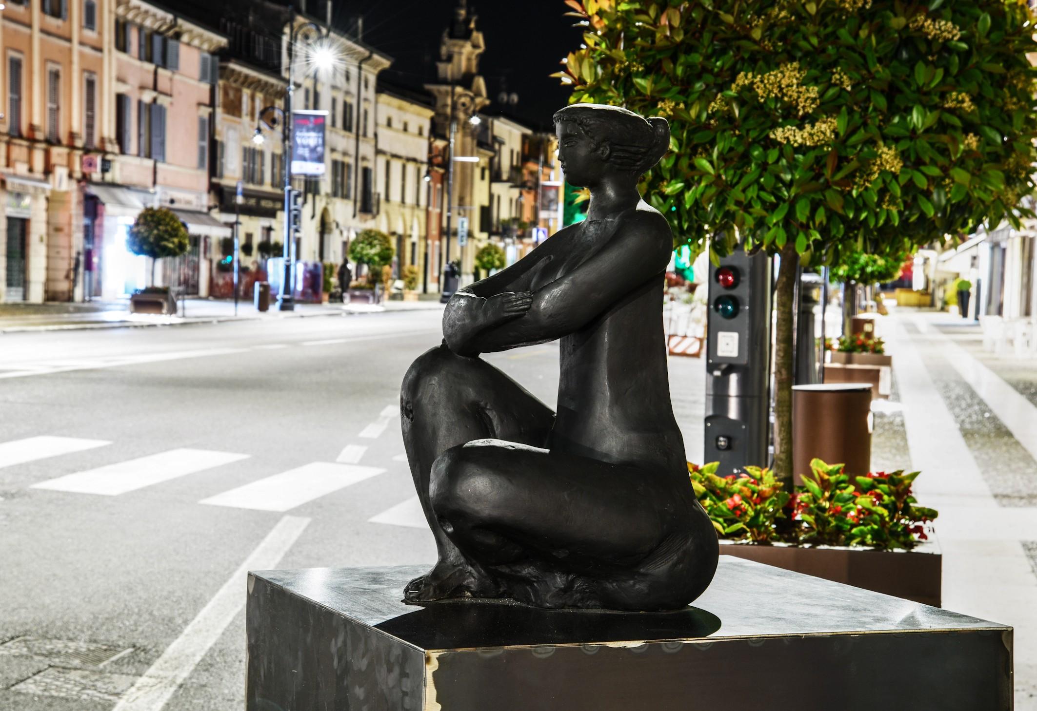 Antoniucci Volti Nude Sculpture – Egee assise h cm 70 
