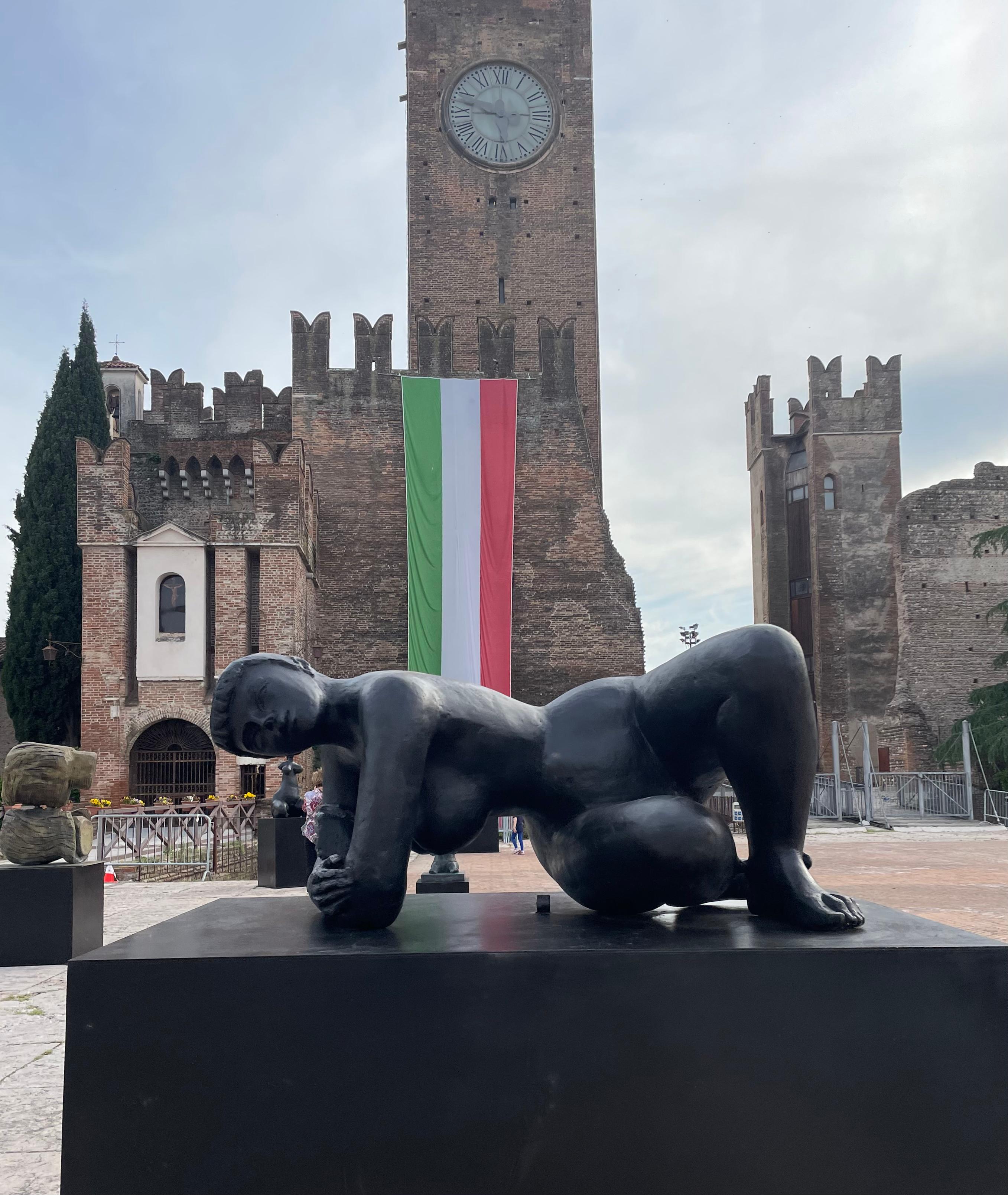 Femme chiffonnée monumental – Sculpture von Antoniucci Volti