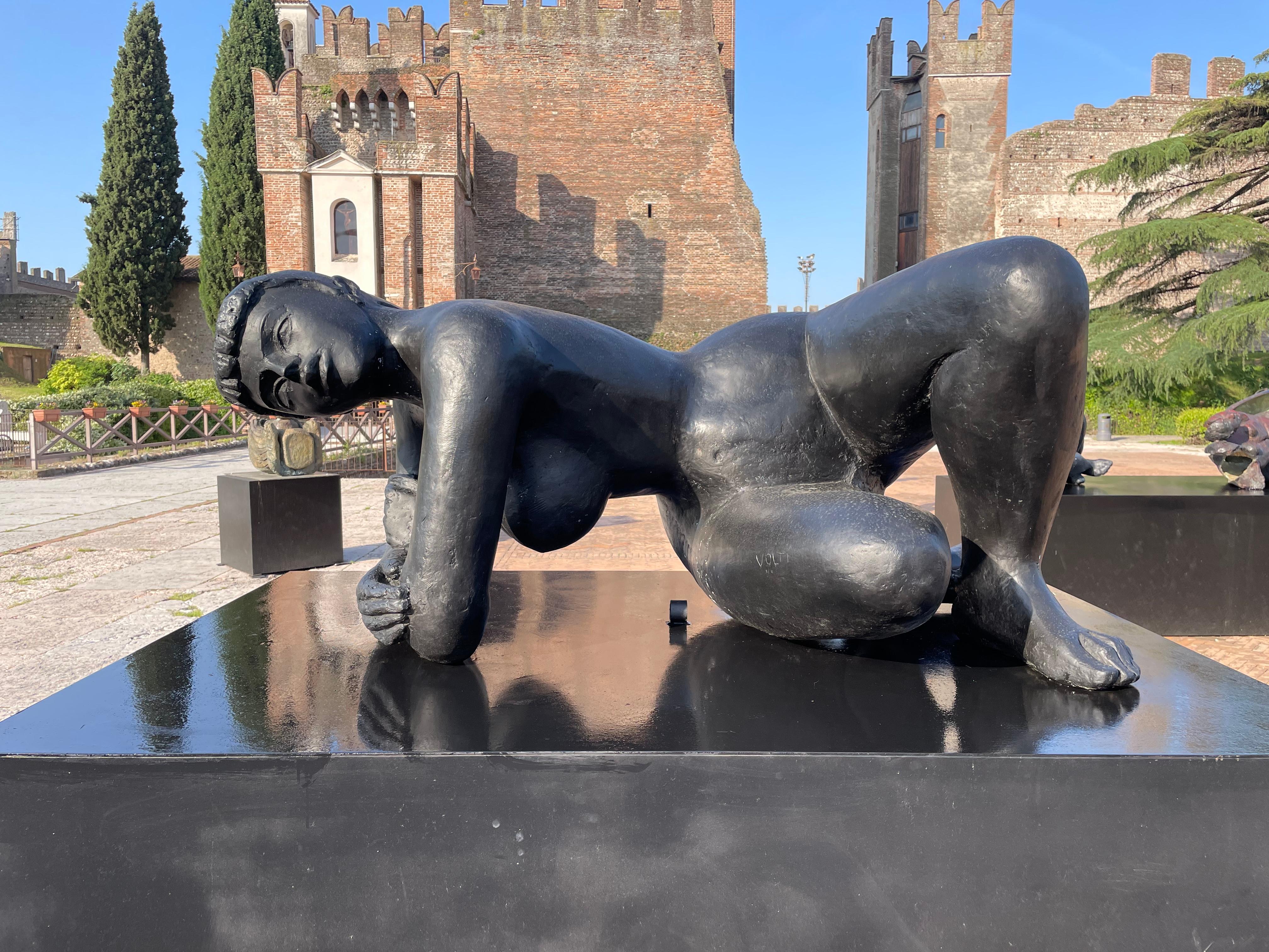 Antoniucci Volti Nude Sculpture - Femme chiffonnée monumentale
