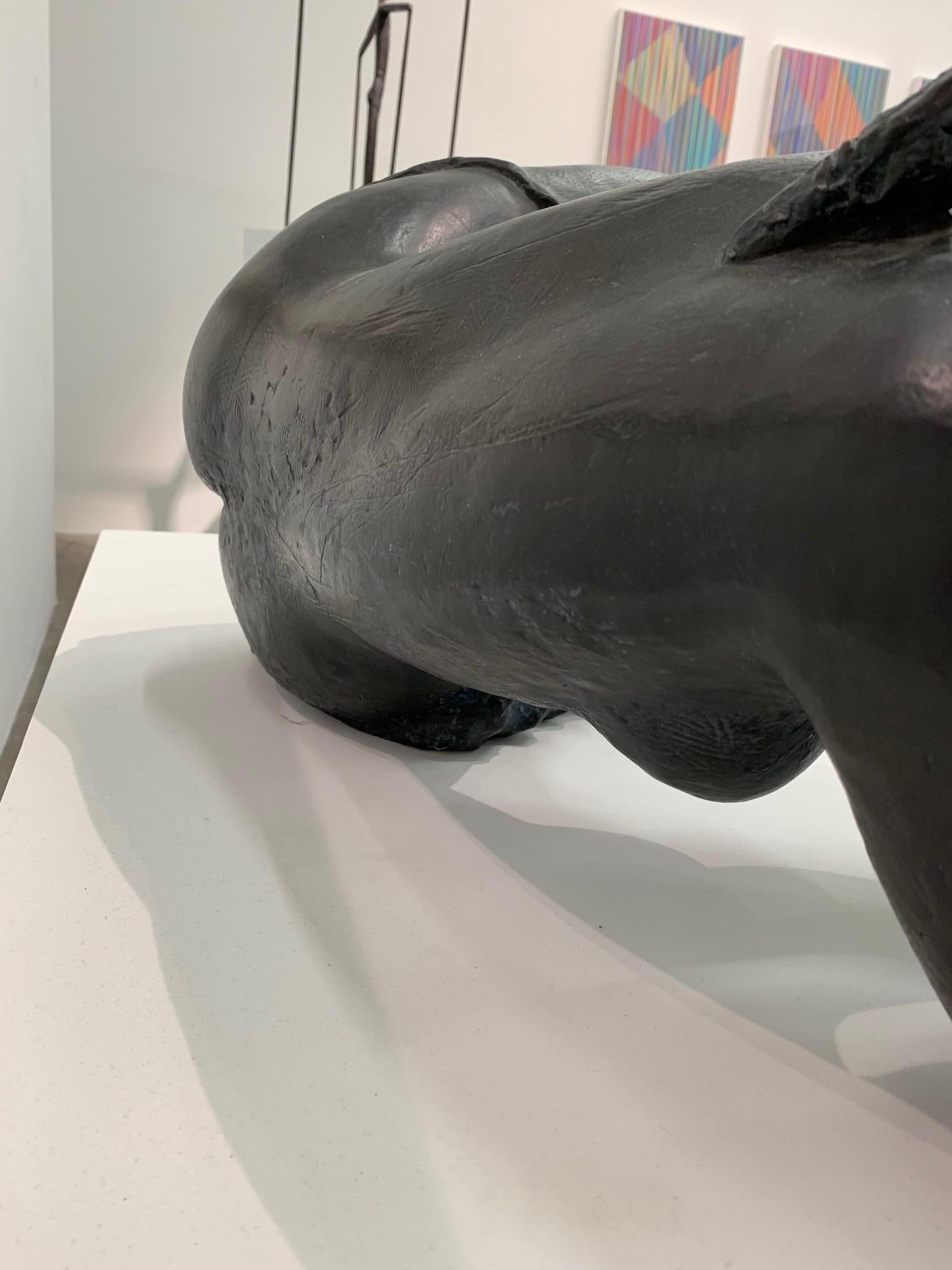 « Femme de Tours », bronze, sculpture figurative féminine couchée - Or Figurative Sculpture par Antoniucci Volti