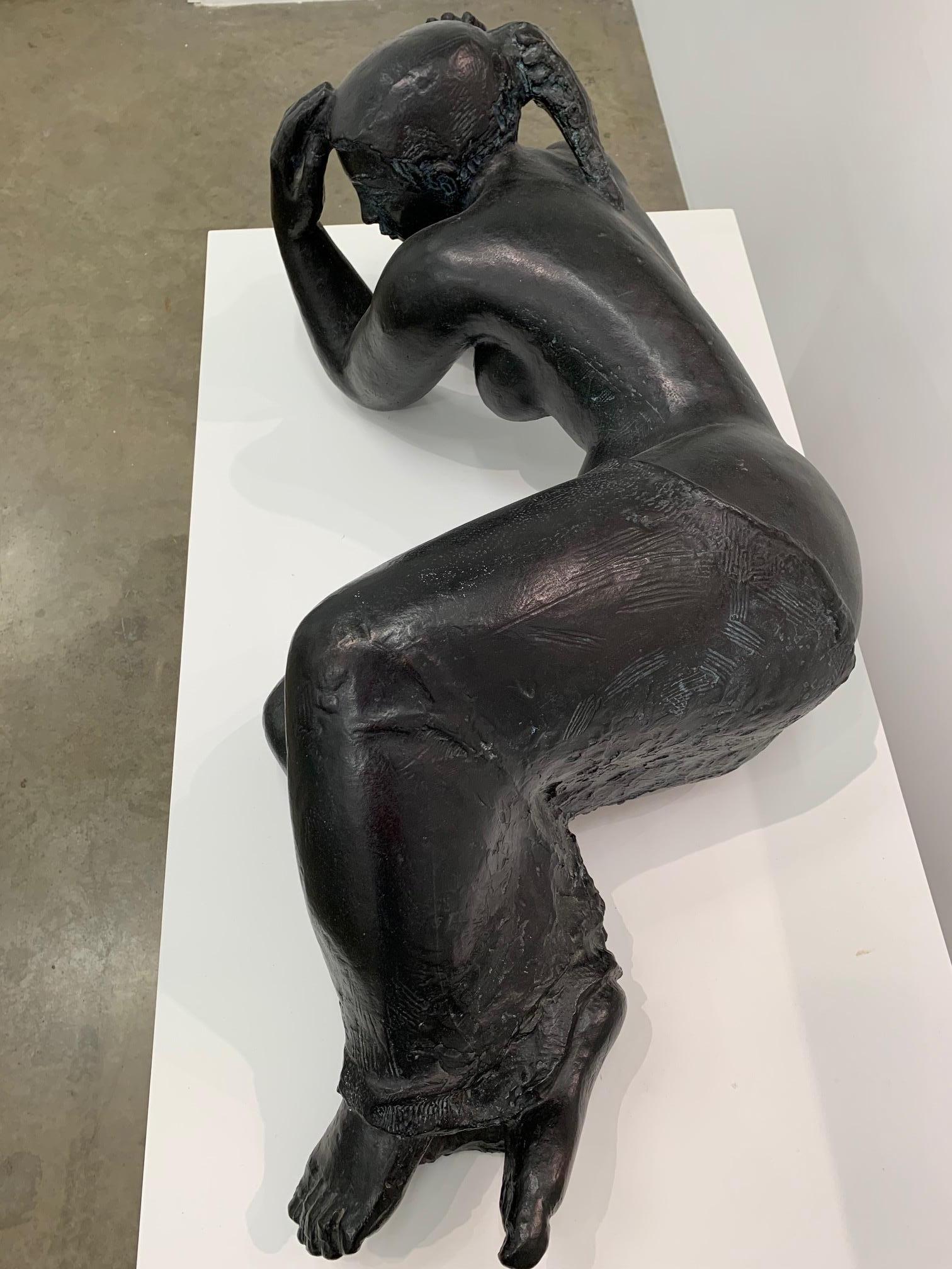 « Femme de Tours », bronze, sculpture figurative féminine couchée en vente 1