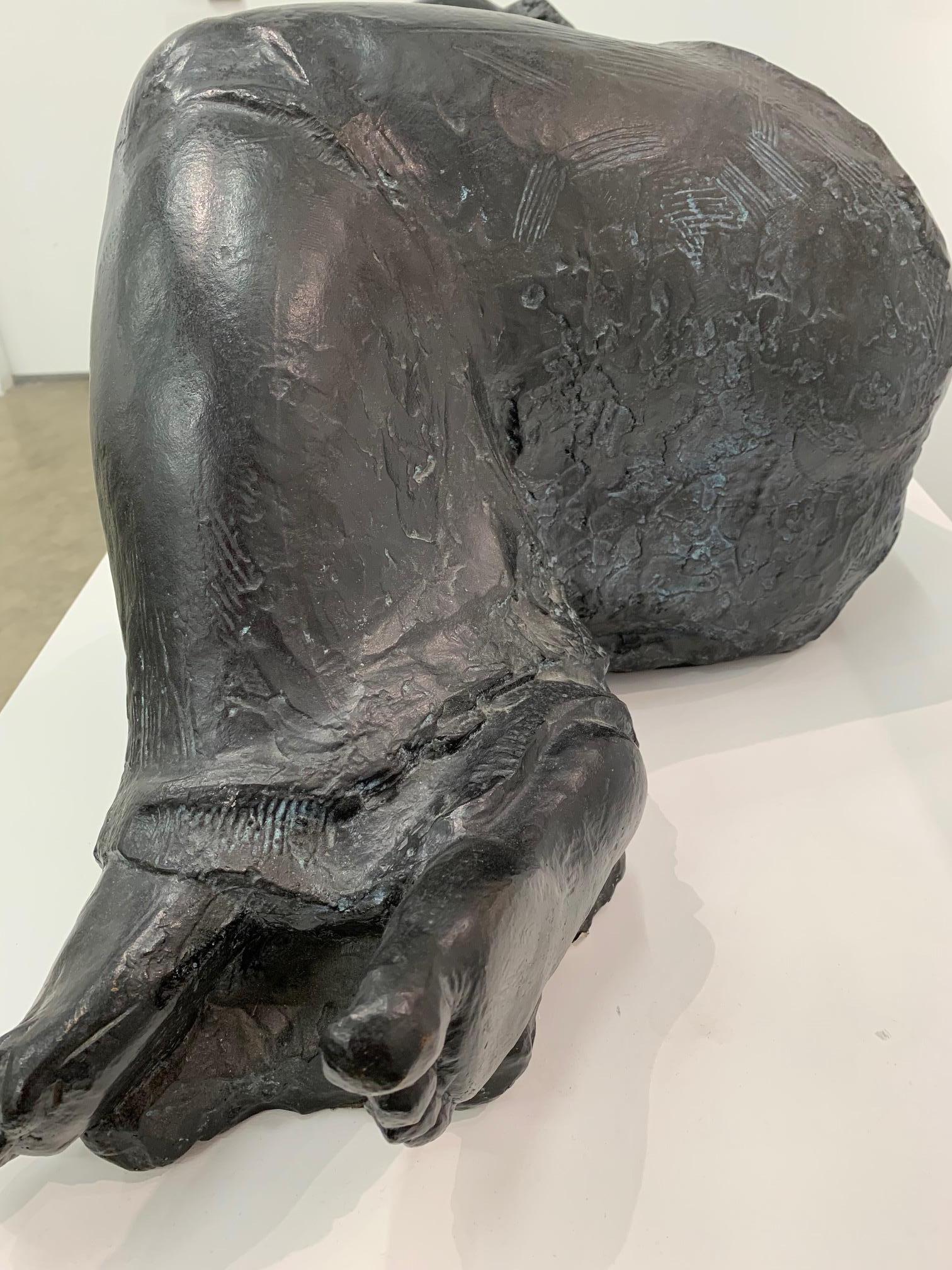 « Femme de Tours », bronze, sculpture figurative féminine couchée en vente 2