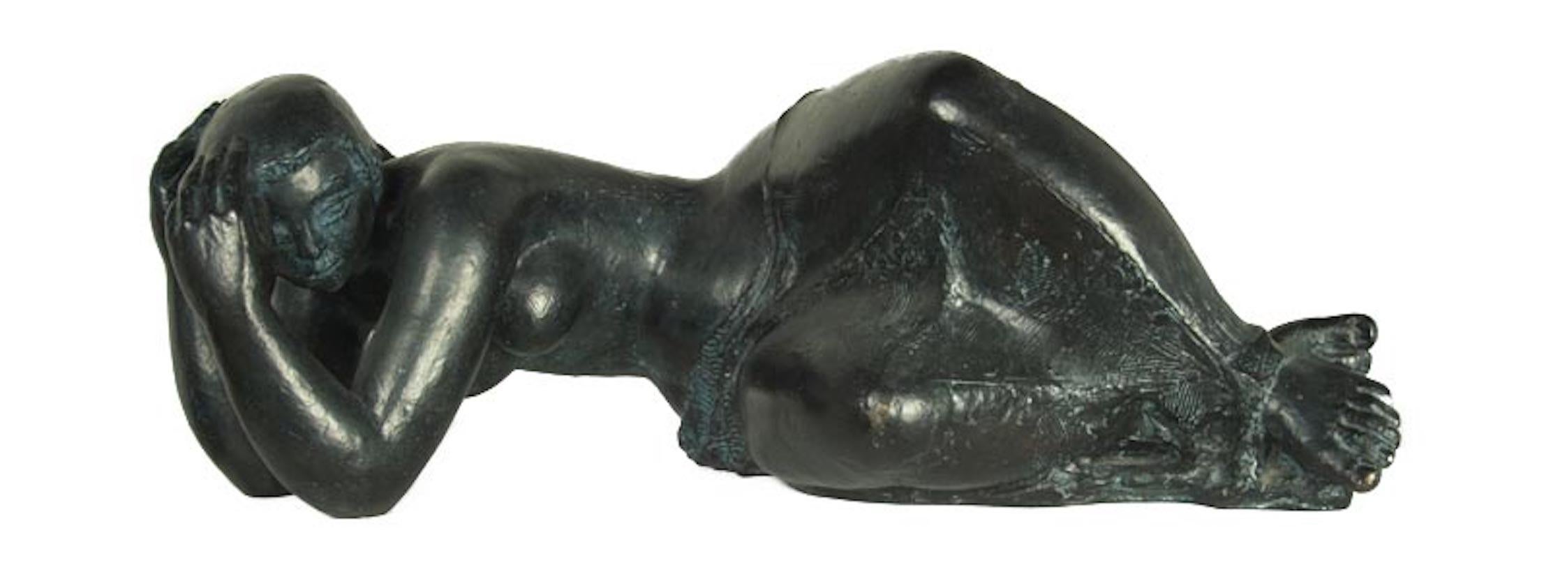 Figurative Sculpture Antoniucci Volti - « Femme de Tours », bronze, sculpture figurative féminine couchée