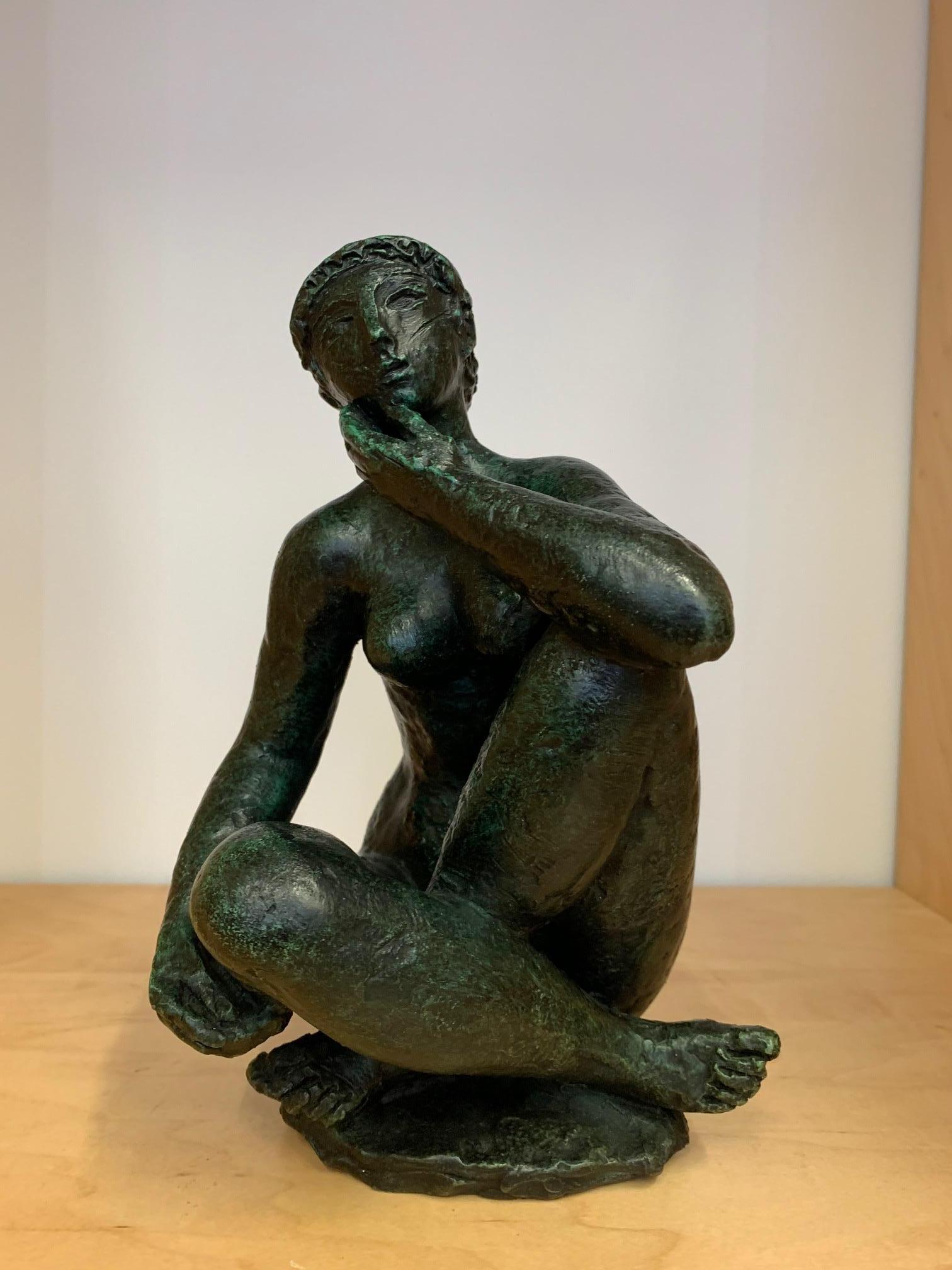 Cette petite sculpture figurative féminine en bronze d'Antoniucci Volti présente une belle patine verte sur le bronze.

Antoniucci Volti, de son vrai nom Voltigero, est un sculpteur, dessinateur et graveur français d'origine italienne, né en 1915 à
