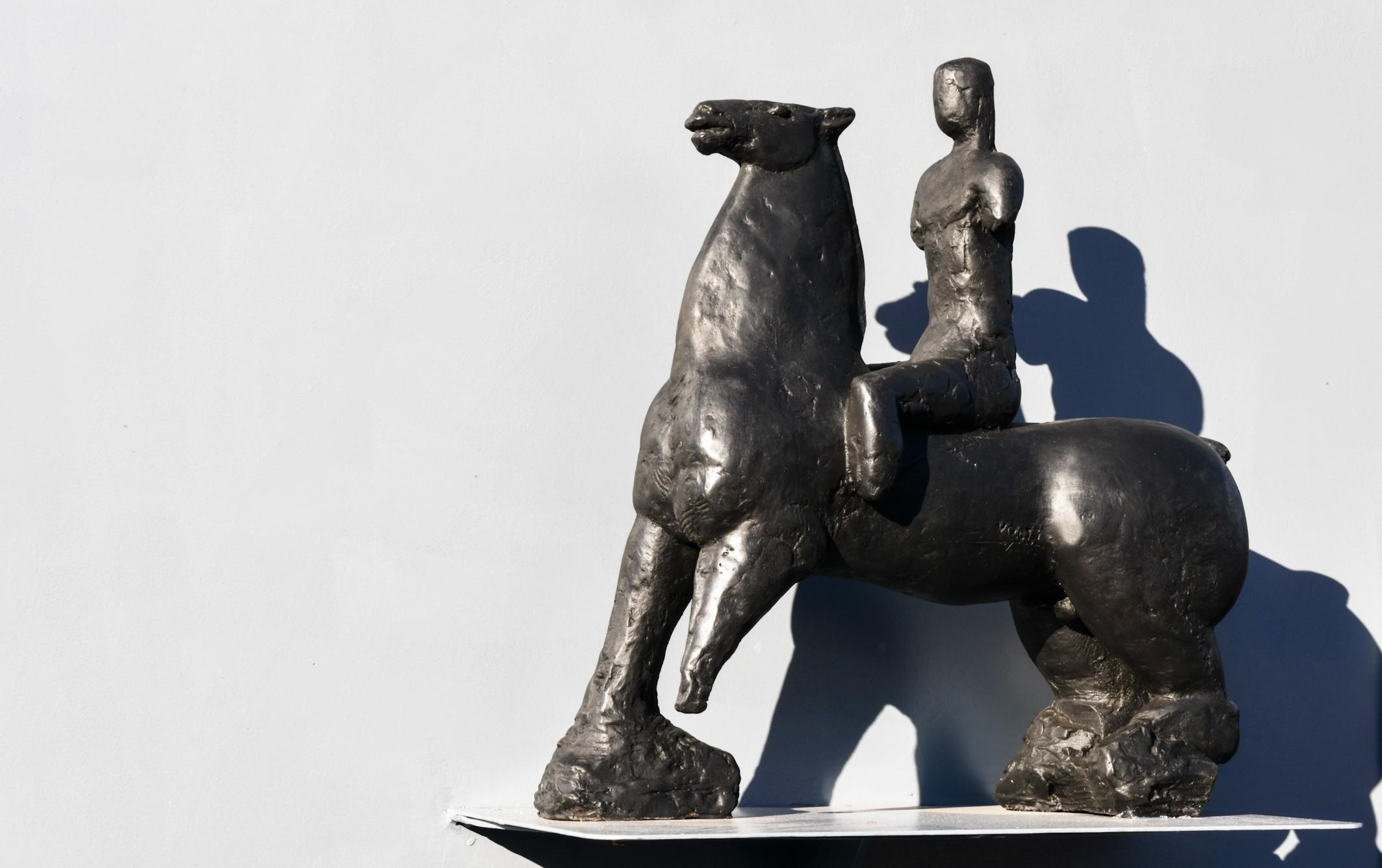 Le Cavalier (klein) – Sculpture von Antoniucci Volti