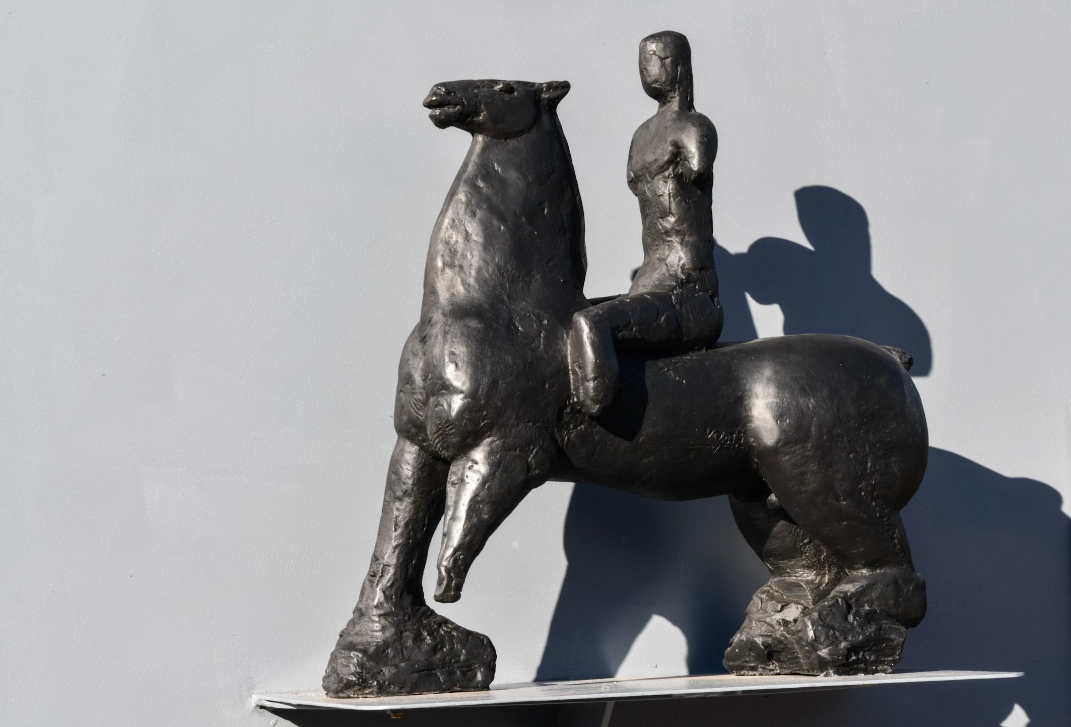 Antoniucci Volti Figurative Sculpture – Le Cavalier (klein)