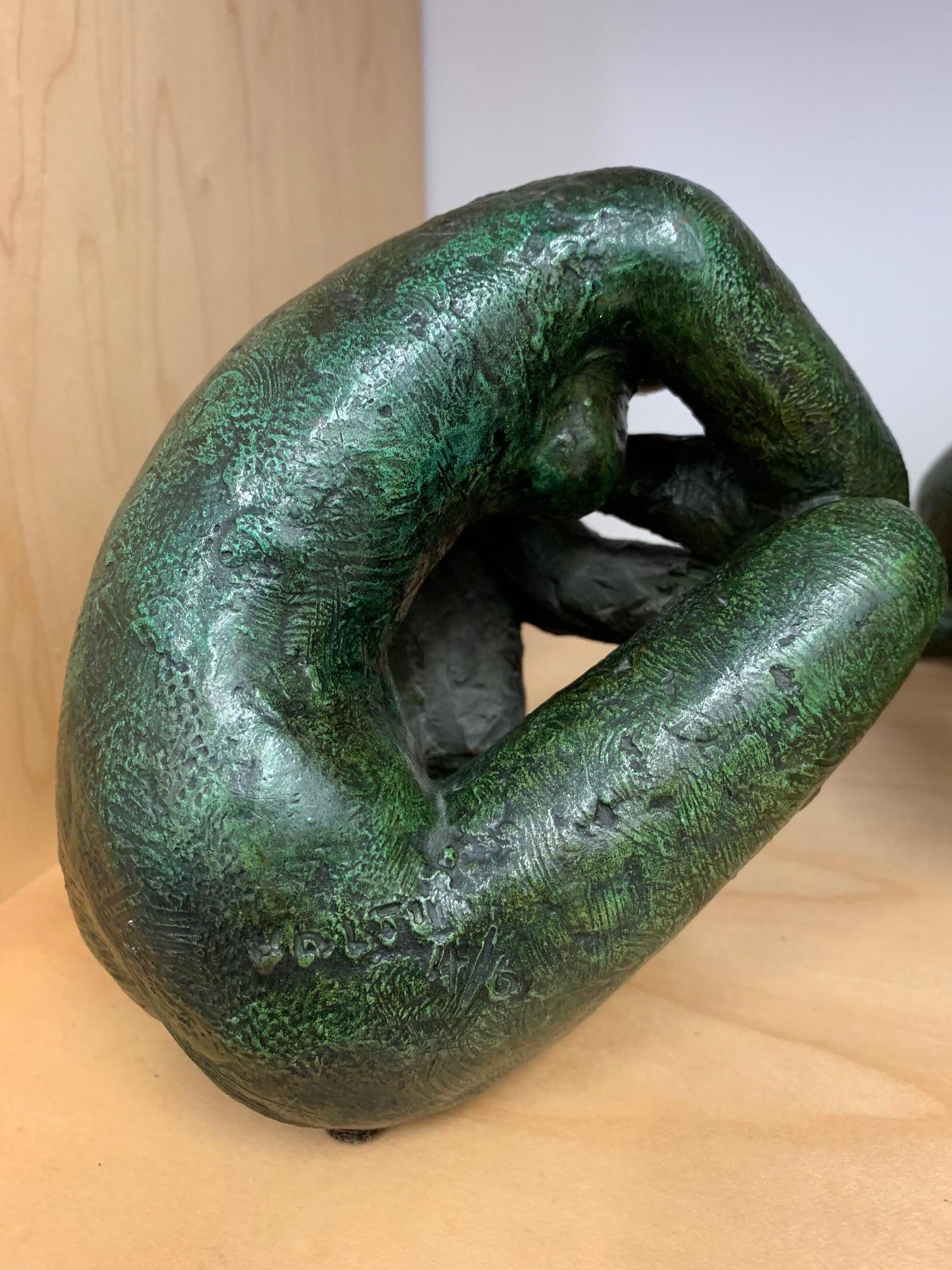 Cette petite figurine féminine en bronze, dotée d'une belle patine vert terre, réalisée par l'artiste italien Antoniucci Volti, est une édition 4 sur 6.

Antoniucci Volti, de son vrai nom Voltigero, est un sculpteur, dessinateur et graveur français