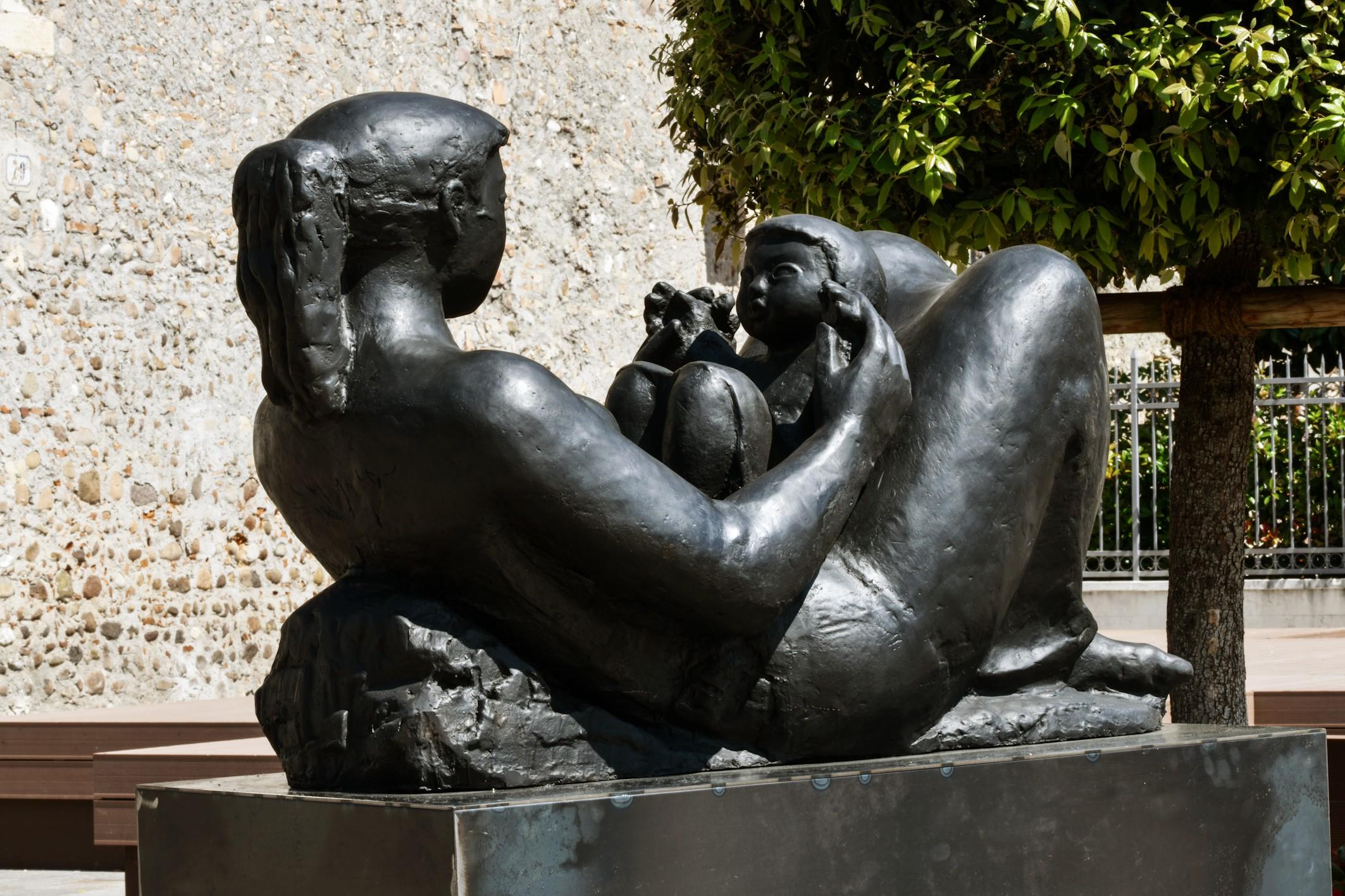 Maternité Allongée cm 90  - Sculpture by Antoniucci Volti