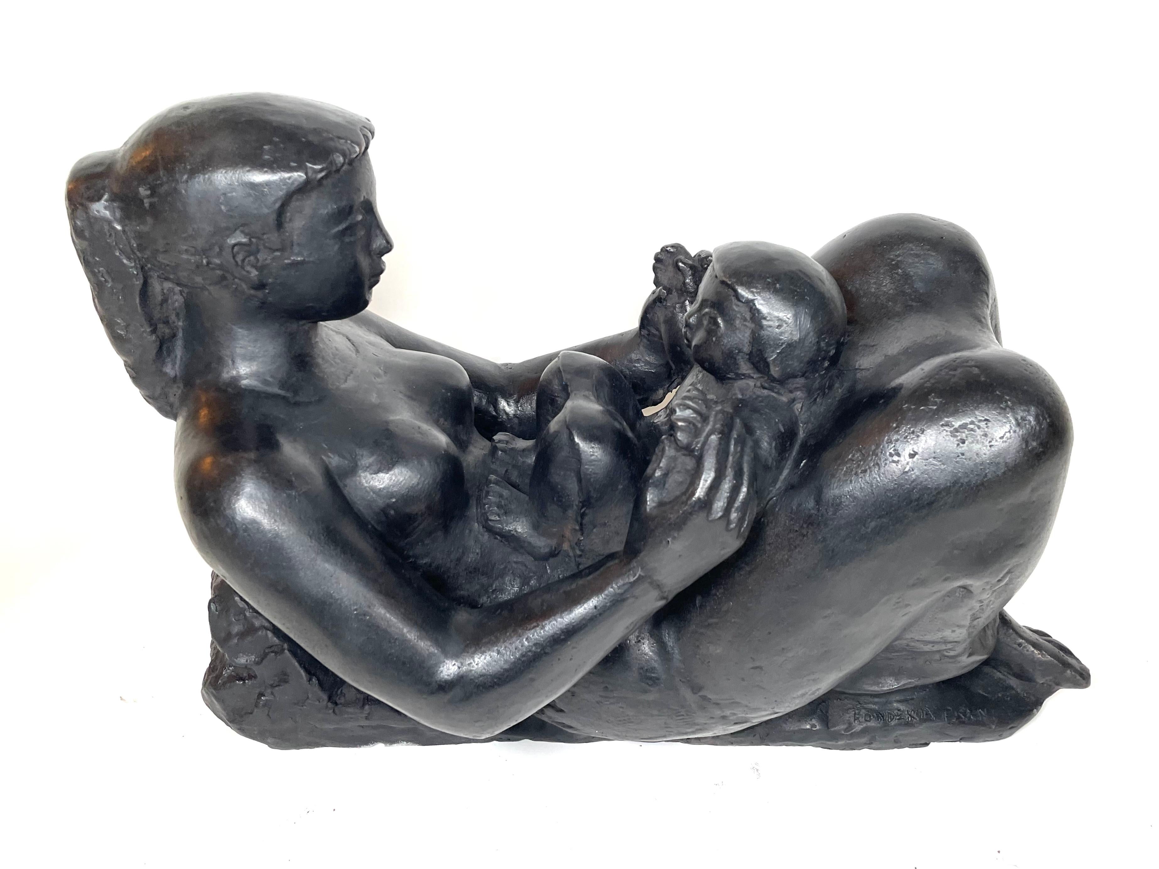 Maternitè allongee (zierlich) – Sculpture von Antoniucci Volti