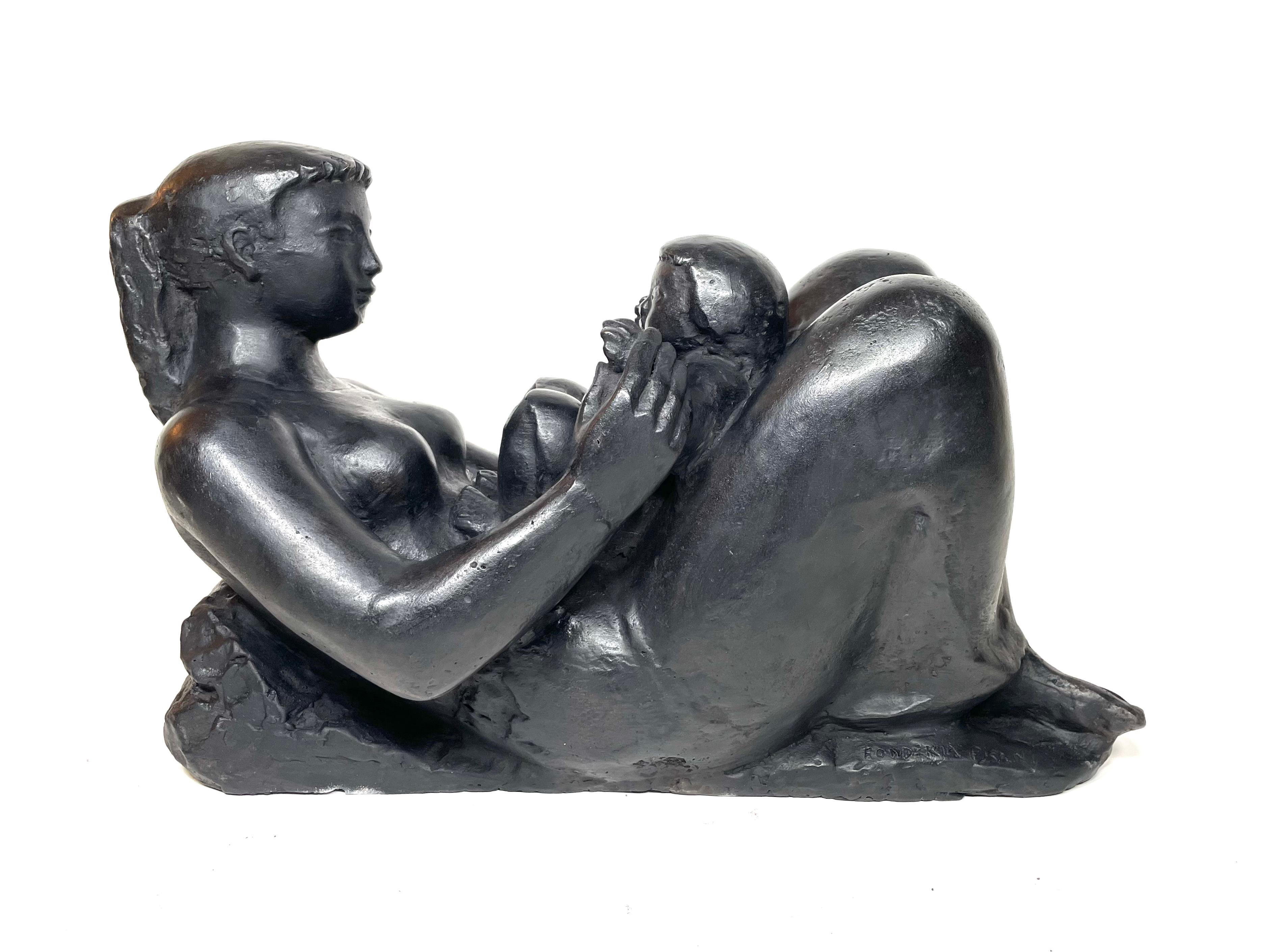 Antoniucci Volti Figurative Sculpture - Maternitè allongee (petite) 