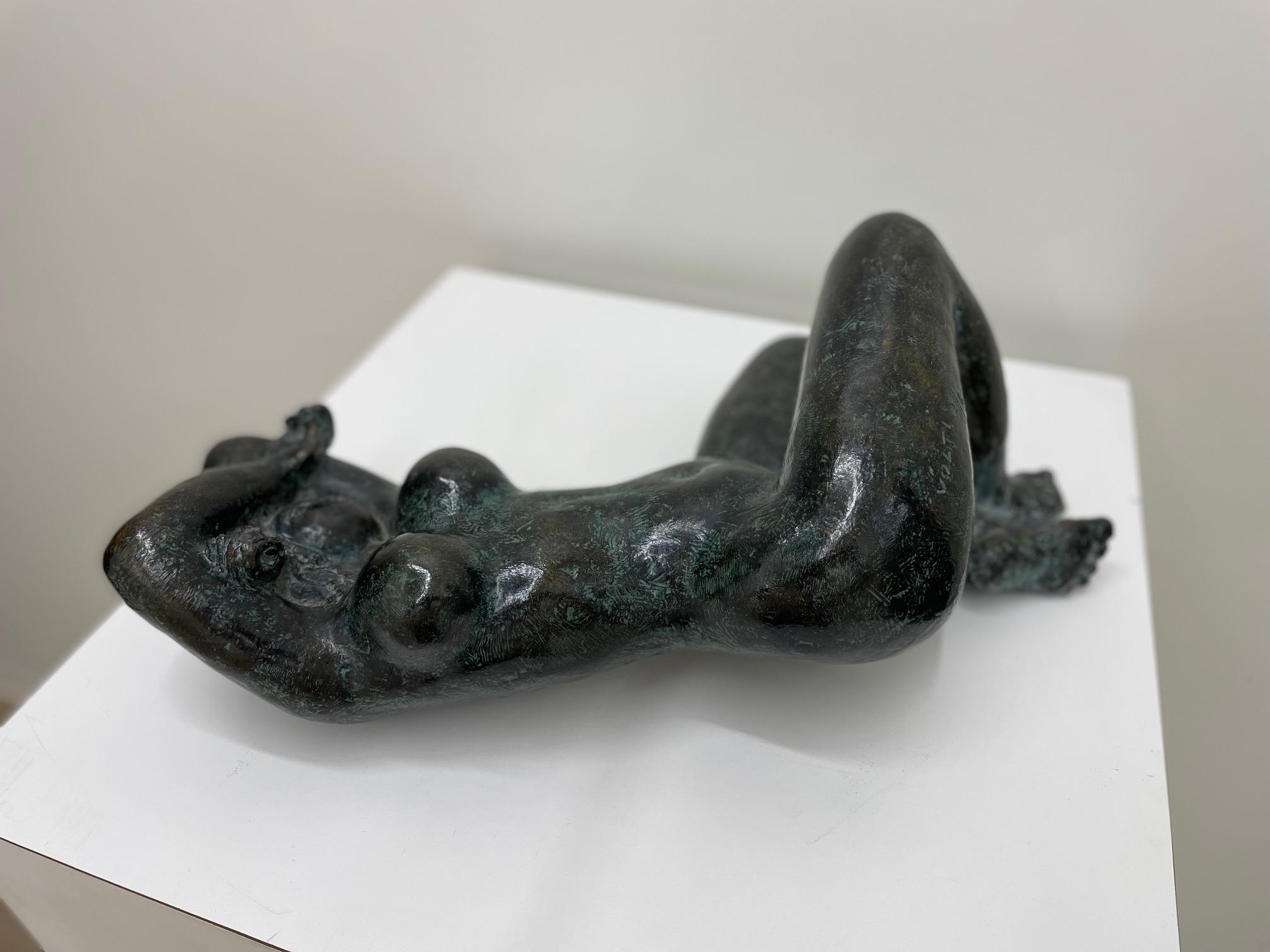 RECLINGING WOMAN (Gold), Nude Sculpture, von Antoniucci Volti