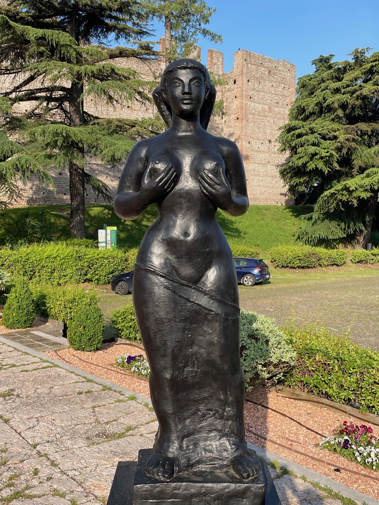Vestale debout d'après Volti - Sculpture by Antoniucci Volti
